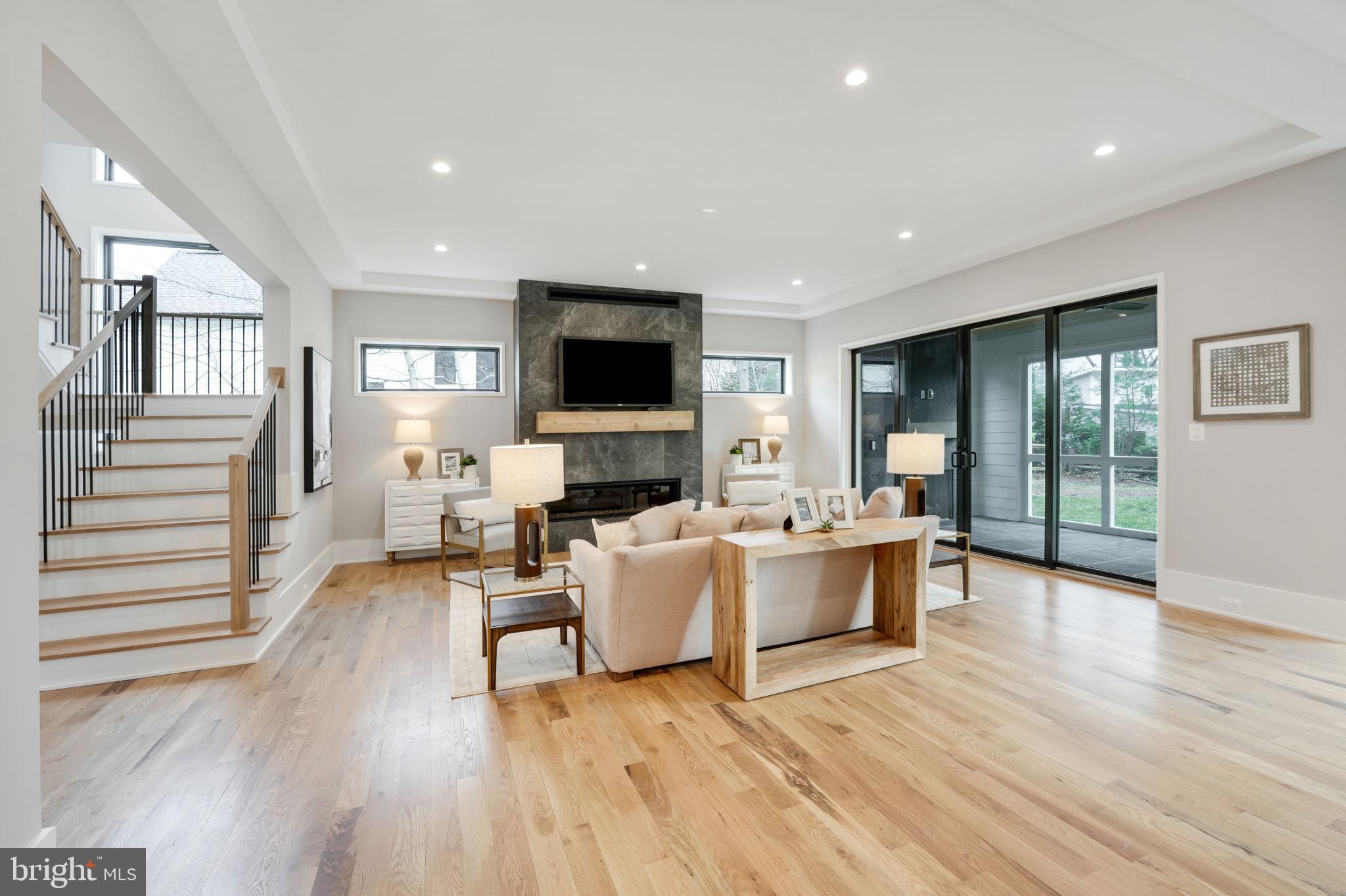 COUNTRY CLUB - Residential