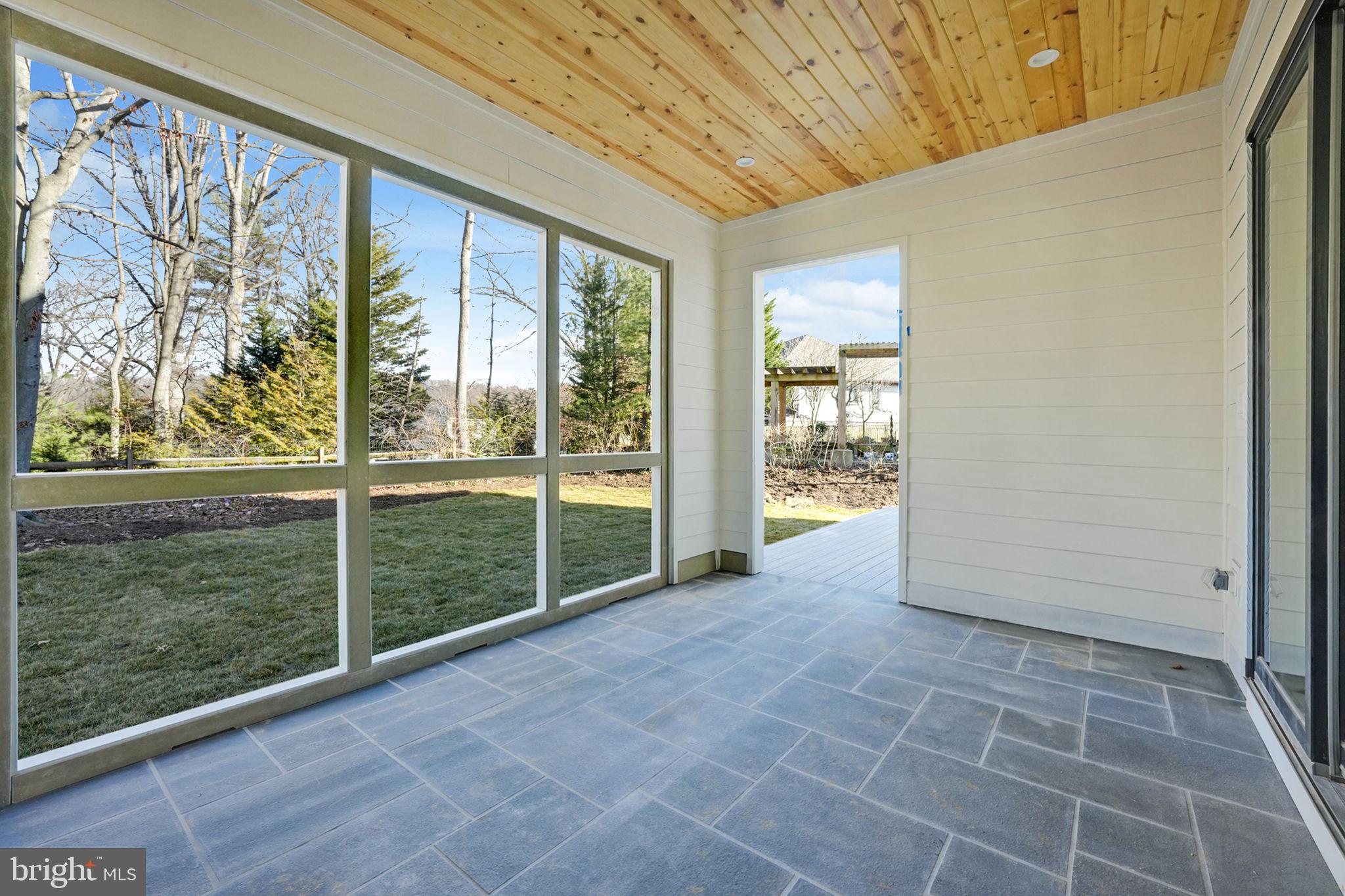 COUNTRY CLUB - Residential