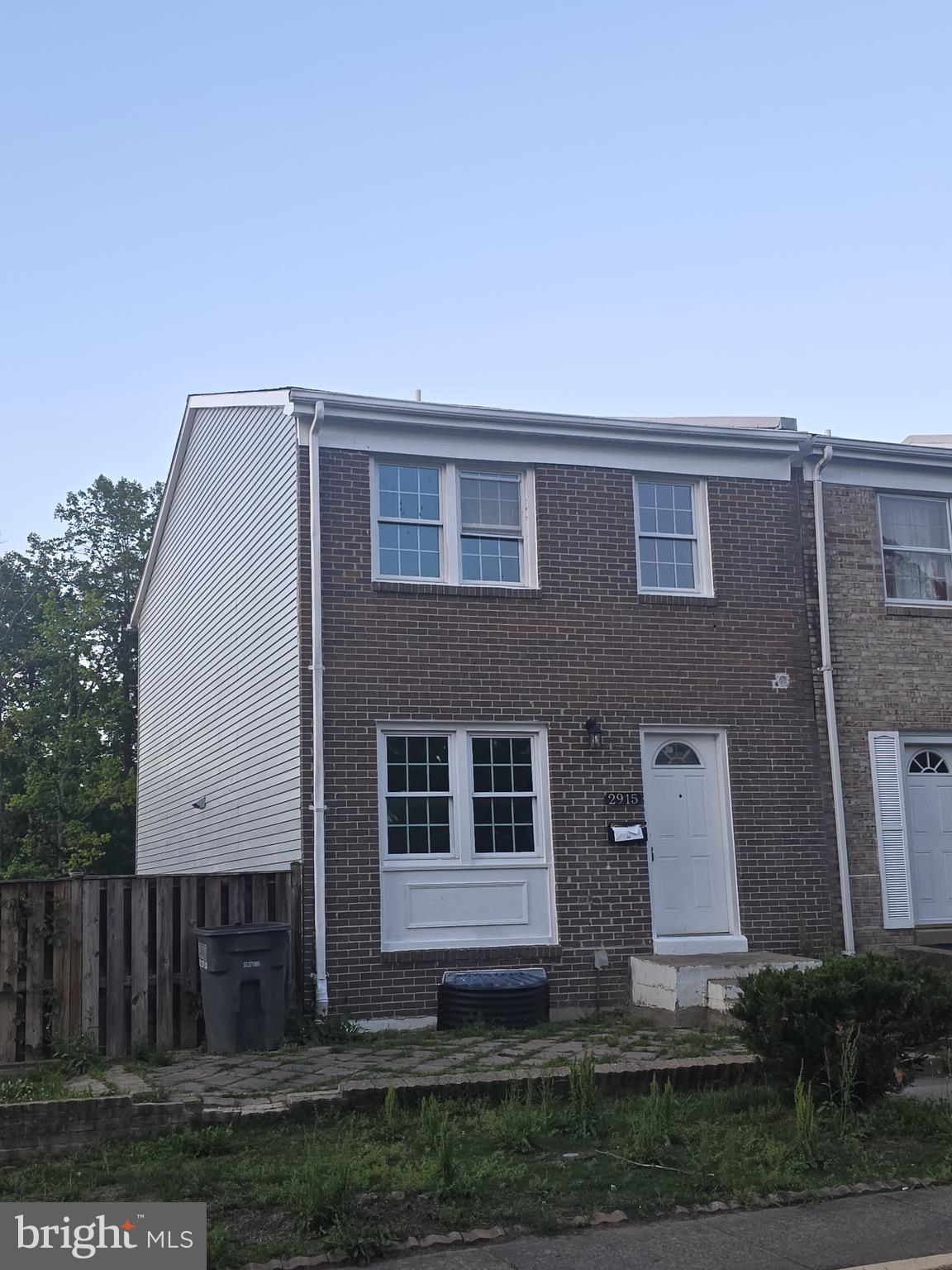 BEAUTIFULL END UNIT TOWNHOME IN THE HEARTH OF WOODBRIGE, 4 BEDROOMS AND 2.5 BATHROOMS . WALK OUT BASEMENT, HOME IS VERY WELL LOCATED, CLOSE TO SHOPPING, SCHOOLS. MAJOR ROADS, PARKS.