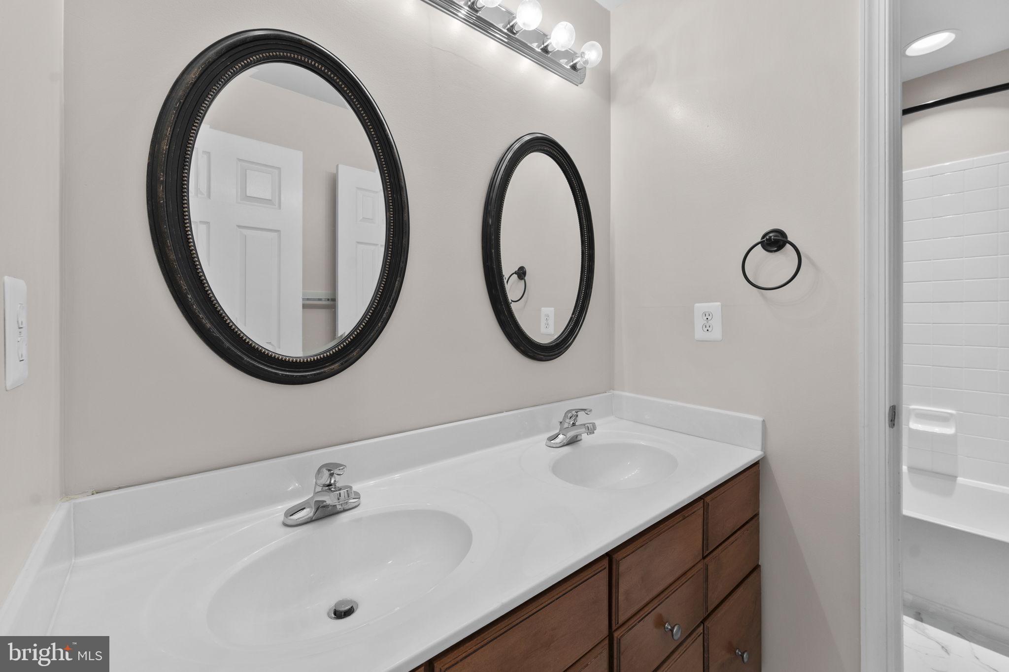 MADISON GROVE - Residential