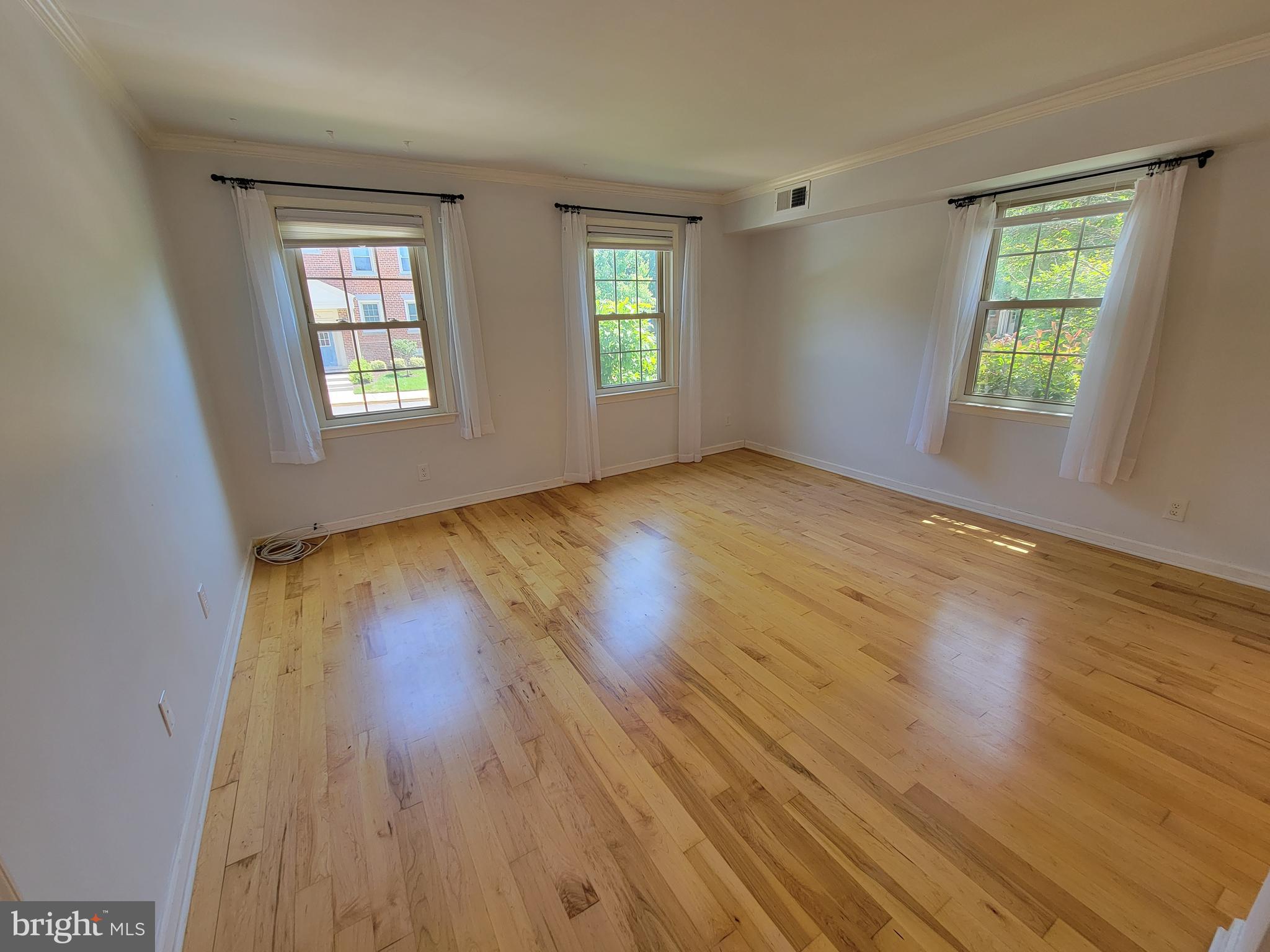 Bright, quiet and cozy corner unit with wood floors in the living room, an updated and well-appointed kitchen and a spacious bedroom with two large closets. It has a washer and dryer in the unit, and looks onto the rear gardens. Brand new HVAC. Close to the metro, bus stop.

Rent includes water and sewage - NO PETS
Parking: Parking Lot with pass, or on street

Move-in Fees: 150 to Harbor Terrace