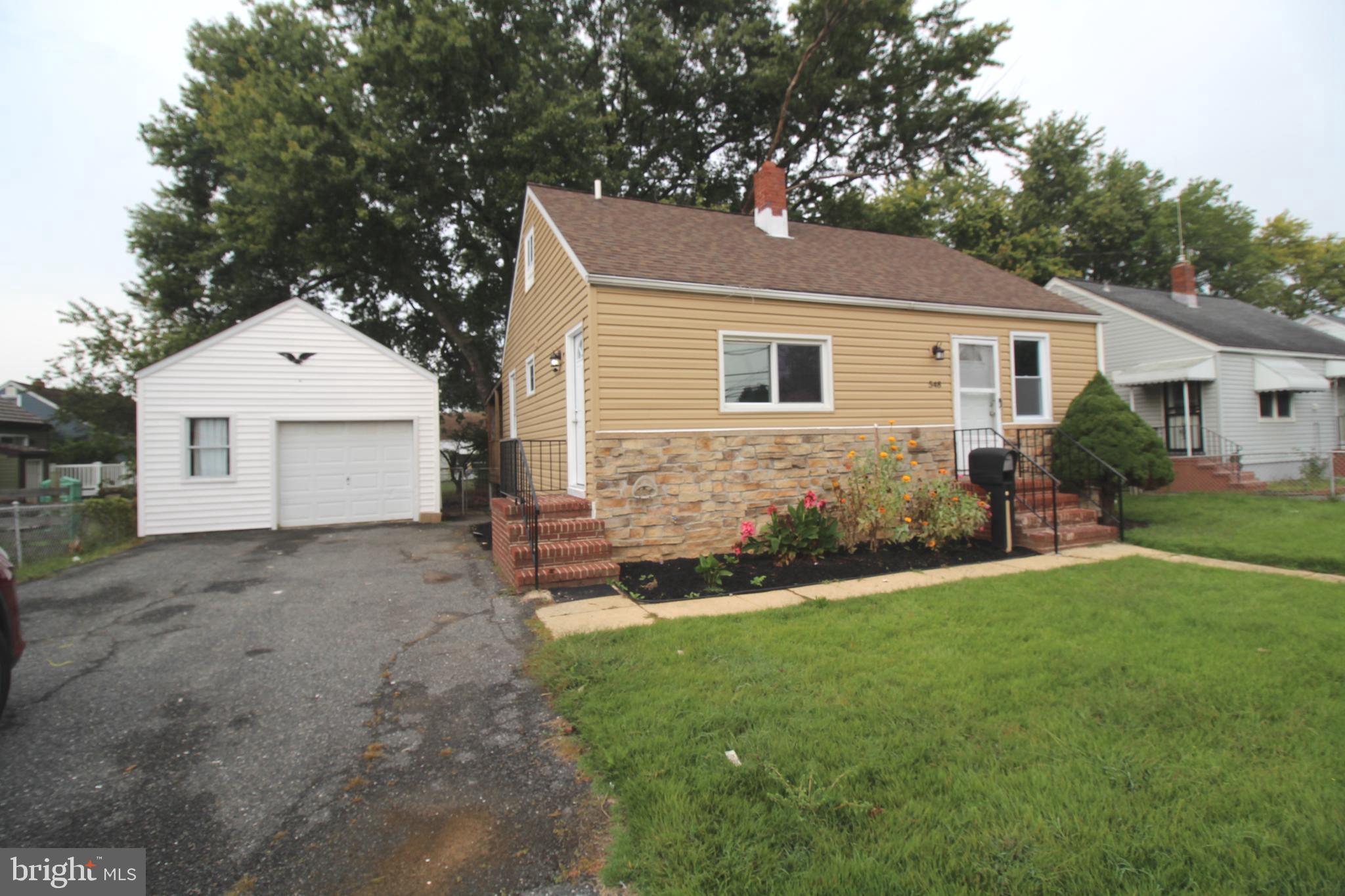 BEAUTIFULL REMODELED HOME CLOSE TO THE WATER WITH LOTS OF UPGRADES, NEW GRANITE COUNTER TOP, NEW BATHROOMS, NEW FLOORS, NEW LIGHTS, FRESH PAINT AND MUCH MORE, THIS HOUSE IS A MUST SEE, CLOSE TO THE WATERM SHOPPING, SCHOOLS, PARKS AND MAJOR ROADS.