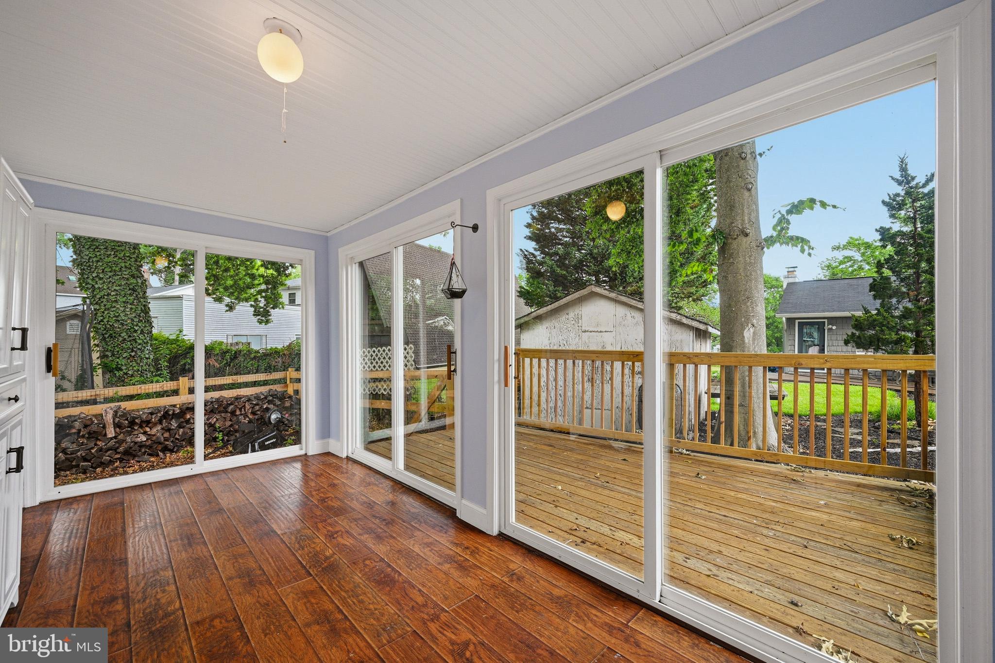 WOODLAND BEACH - Residential