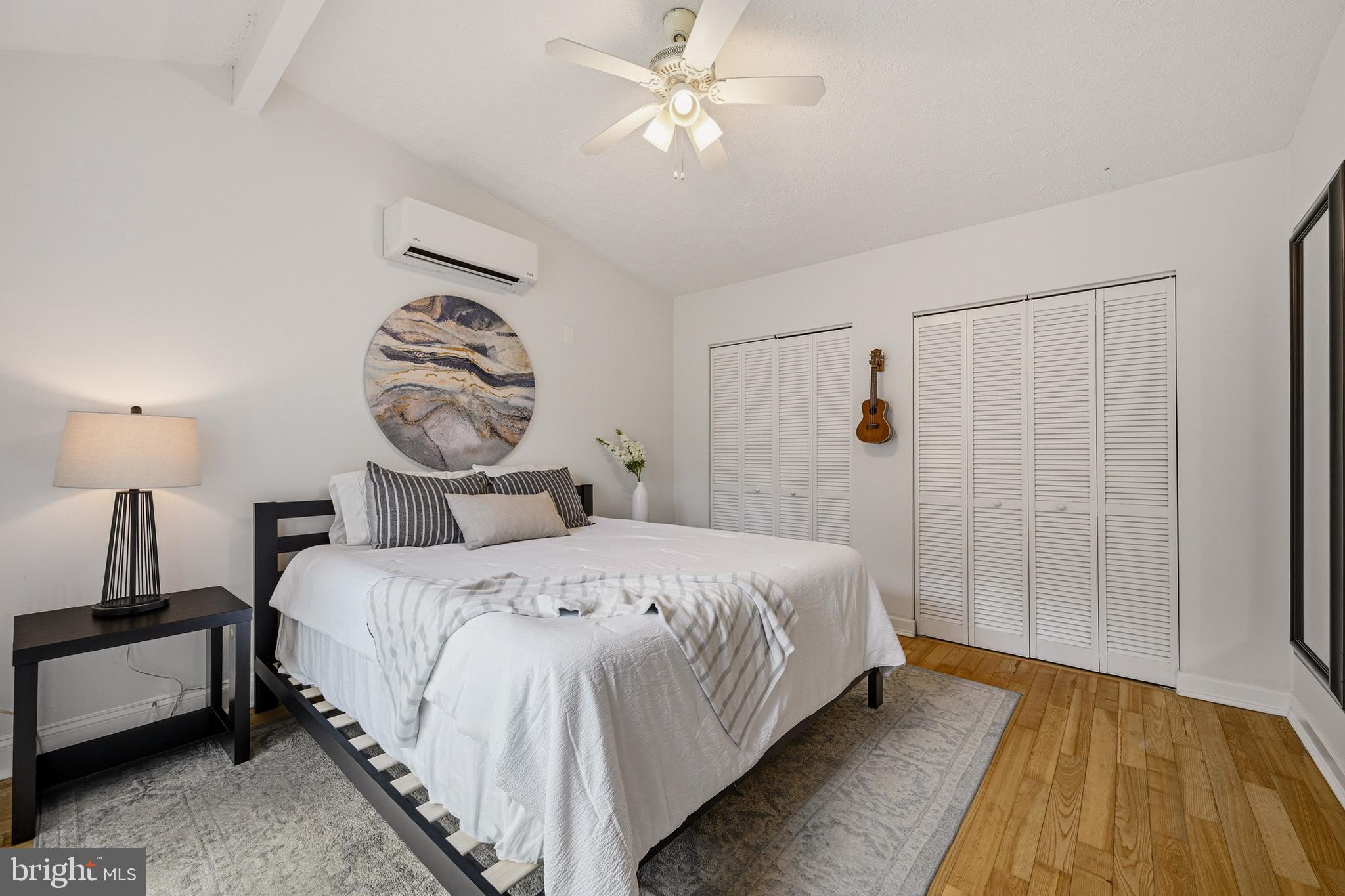 WOODLAND BEACH - Residential