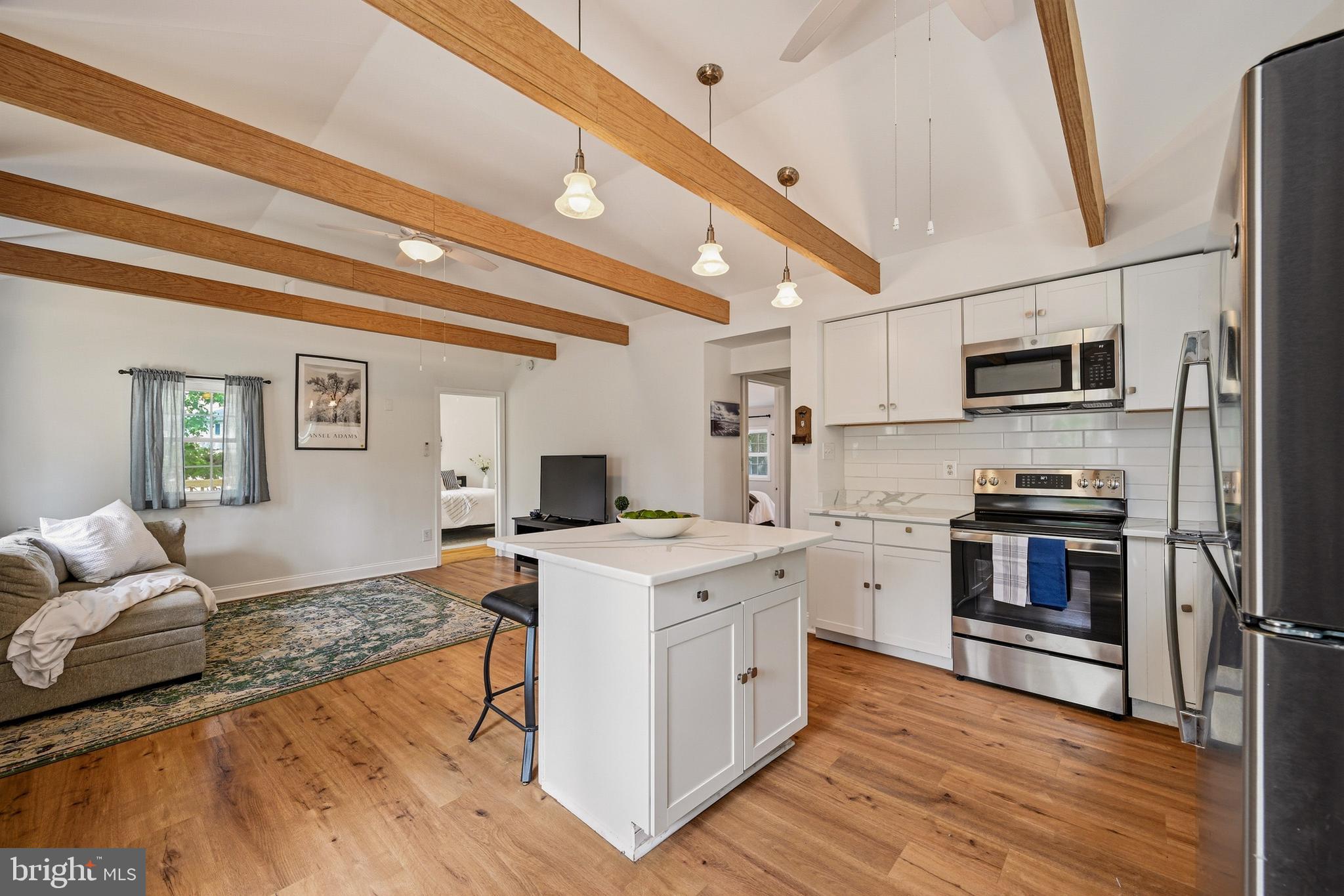 WOODLAND BEACH - Residential