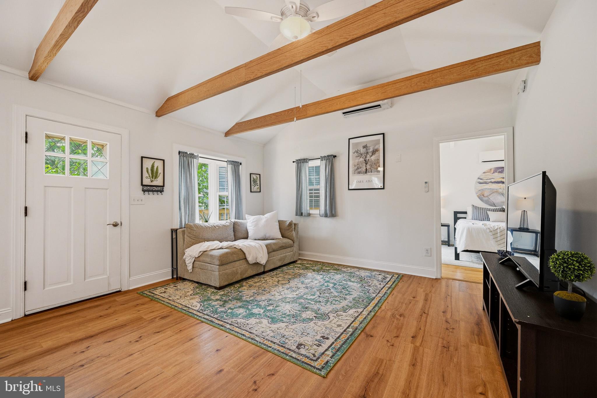 WOODLAND BEACH - Residential