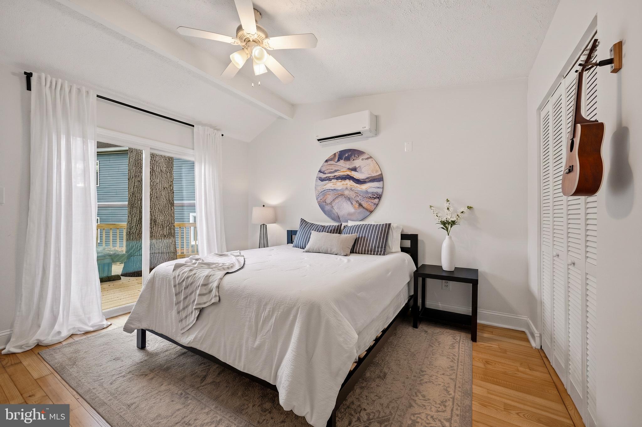 WOODLAND BEACH - Residential