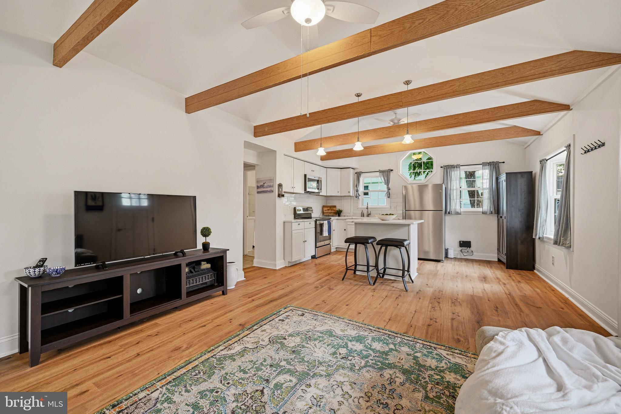WOODLAND BEACH - Residential