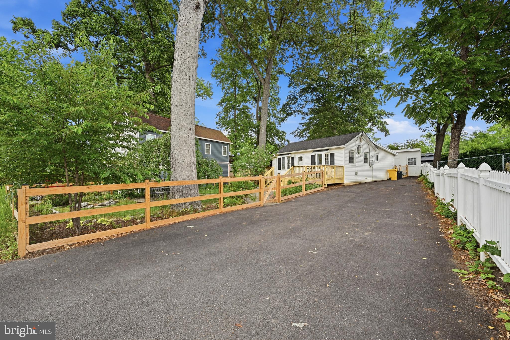 WOODLAND BEACH - Residential