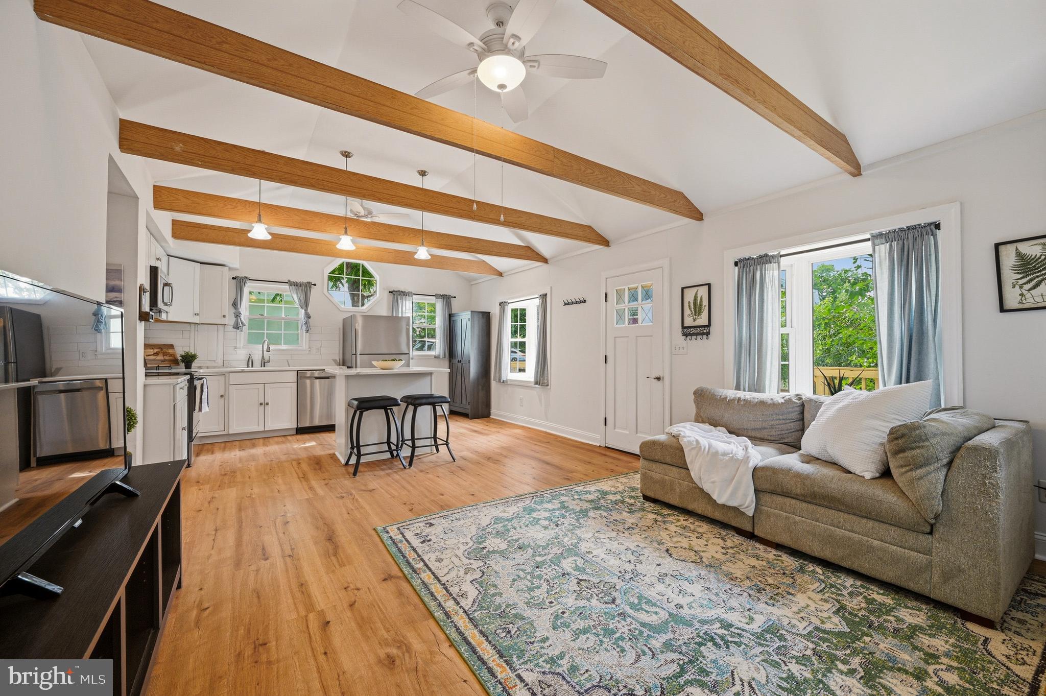 WOODLAND BEACH - Residential