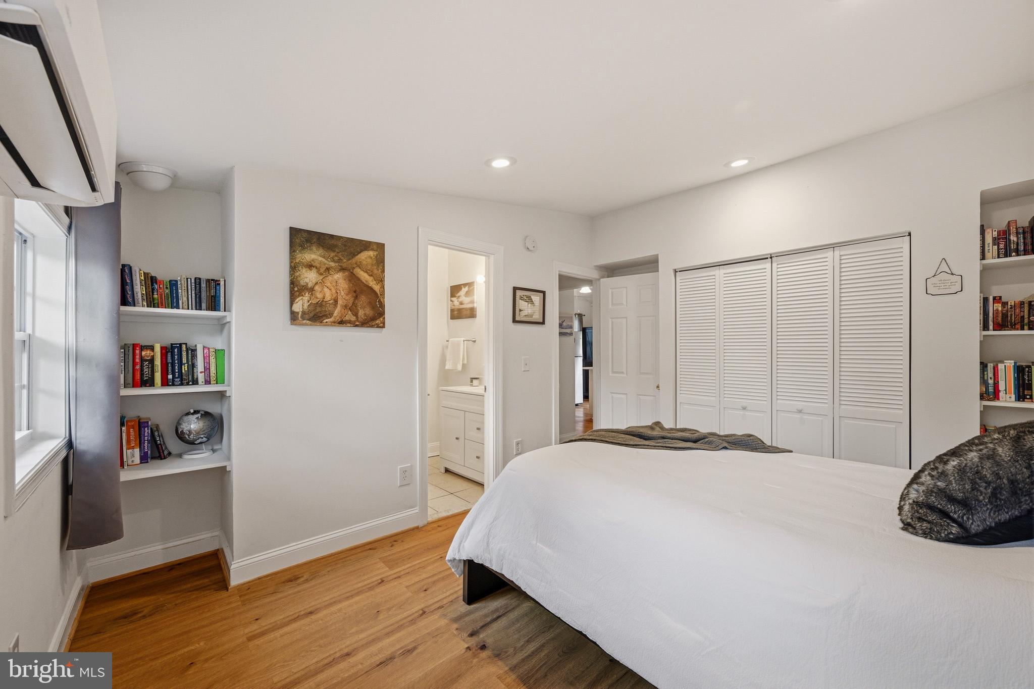 WOODLAND BEACH - Residential