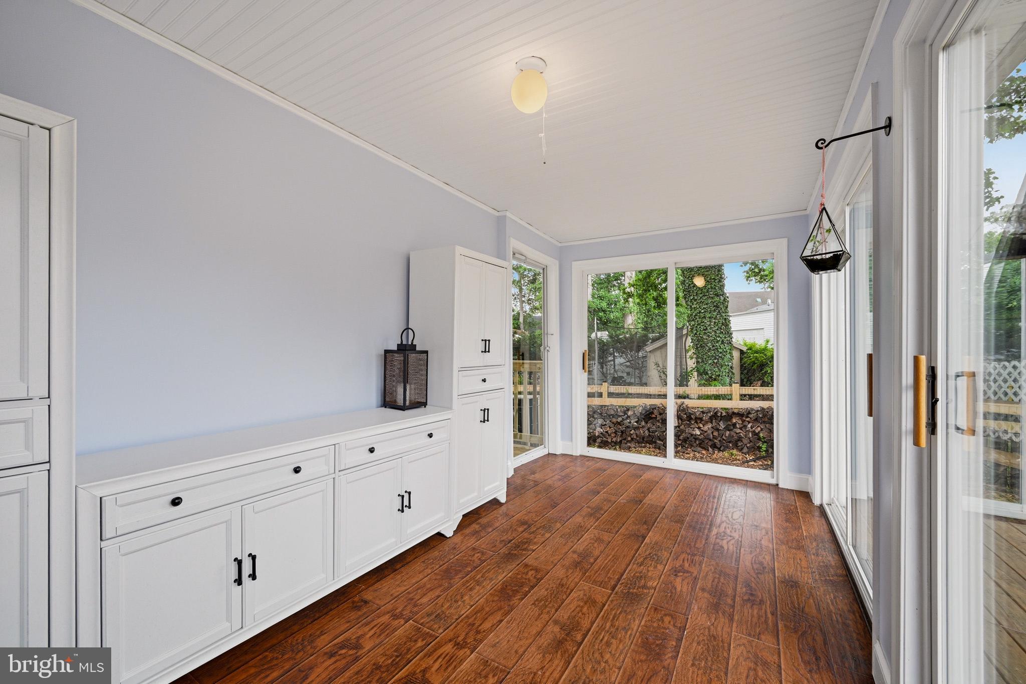 WOODLAND BEACH - Residential