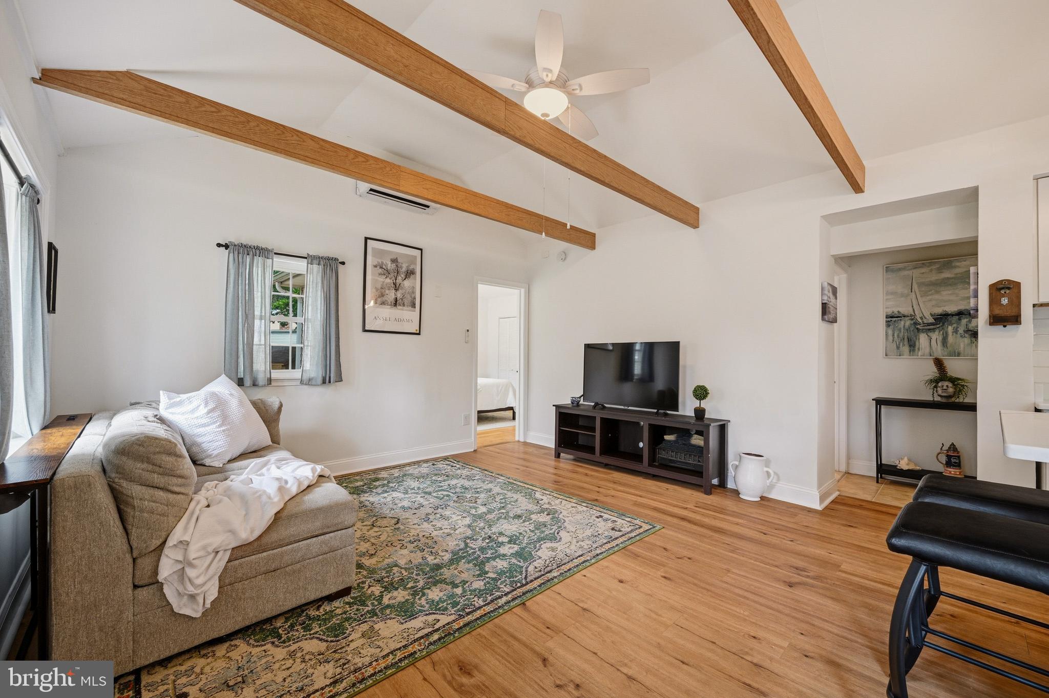 WOODLAND BEACH - Residential