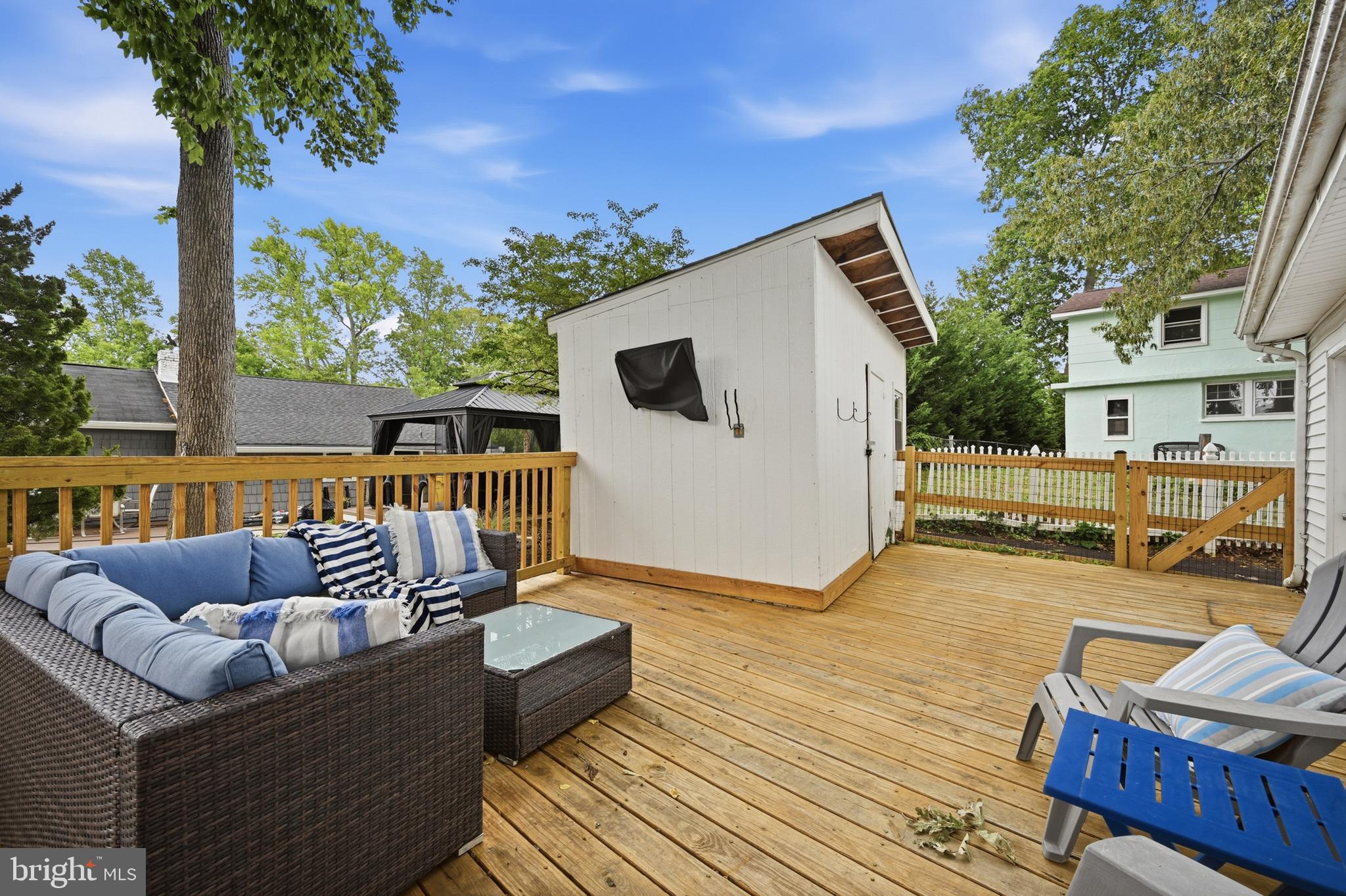 WOODLAND BEACH - Residential