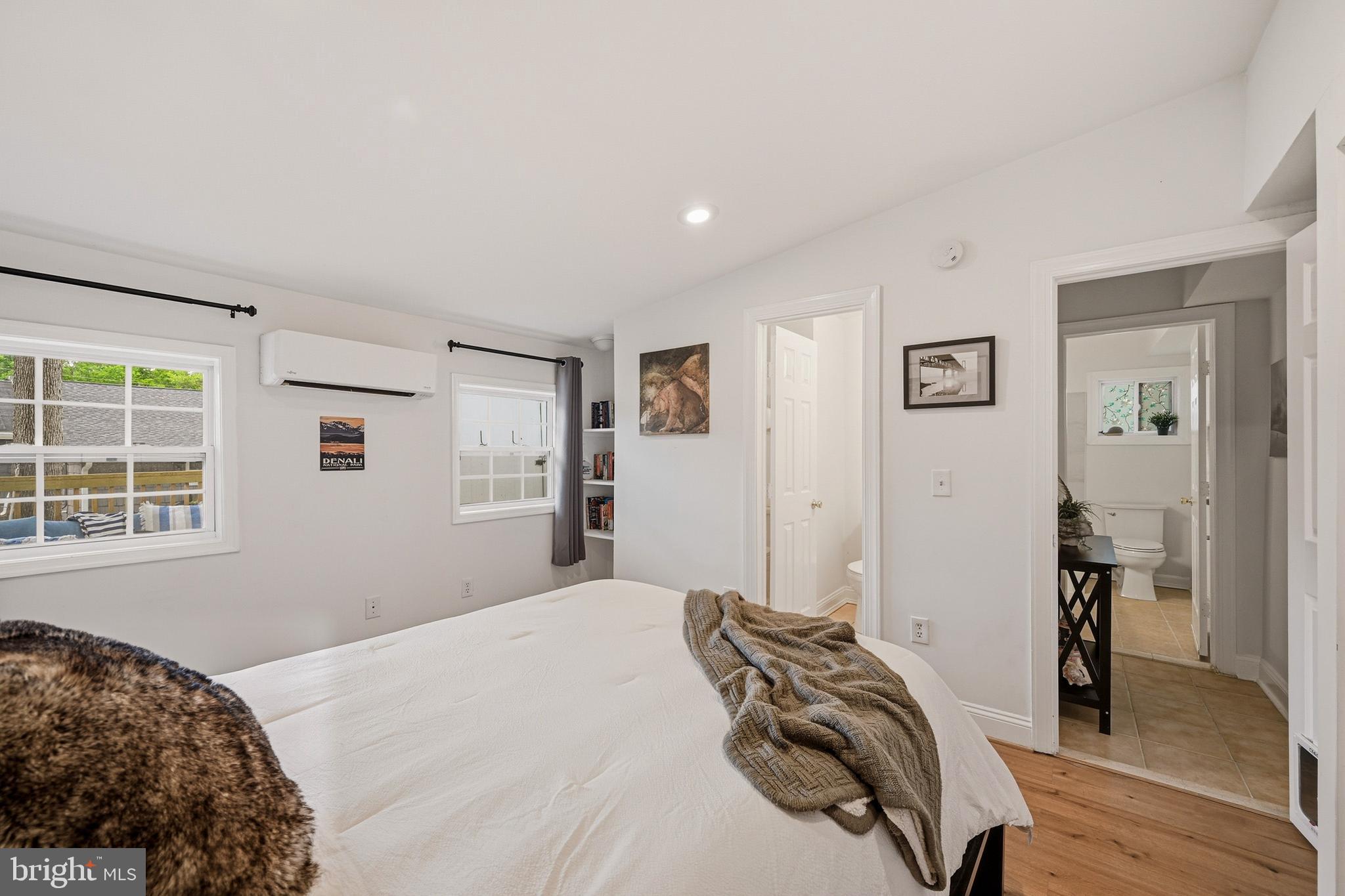 WOODLAND BEACH - Residential