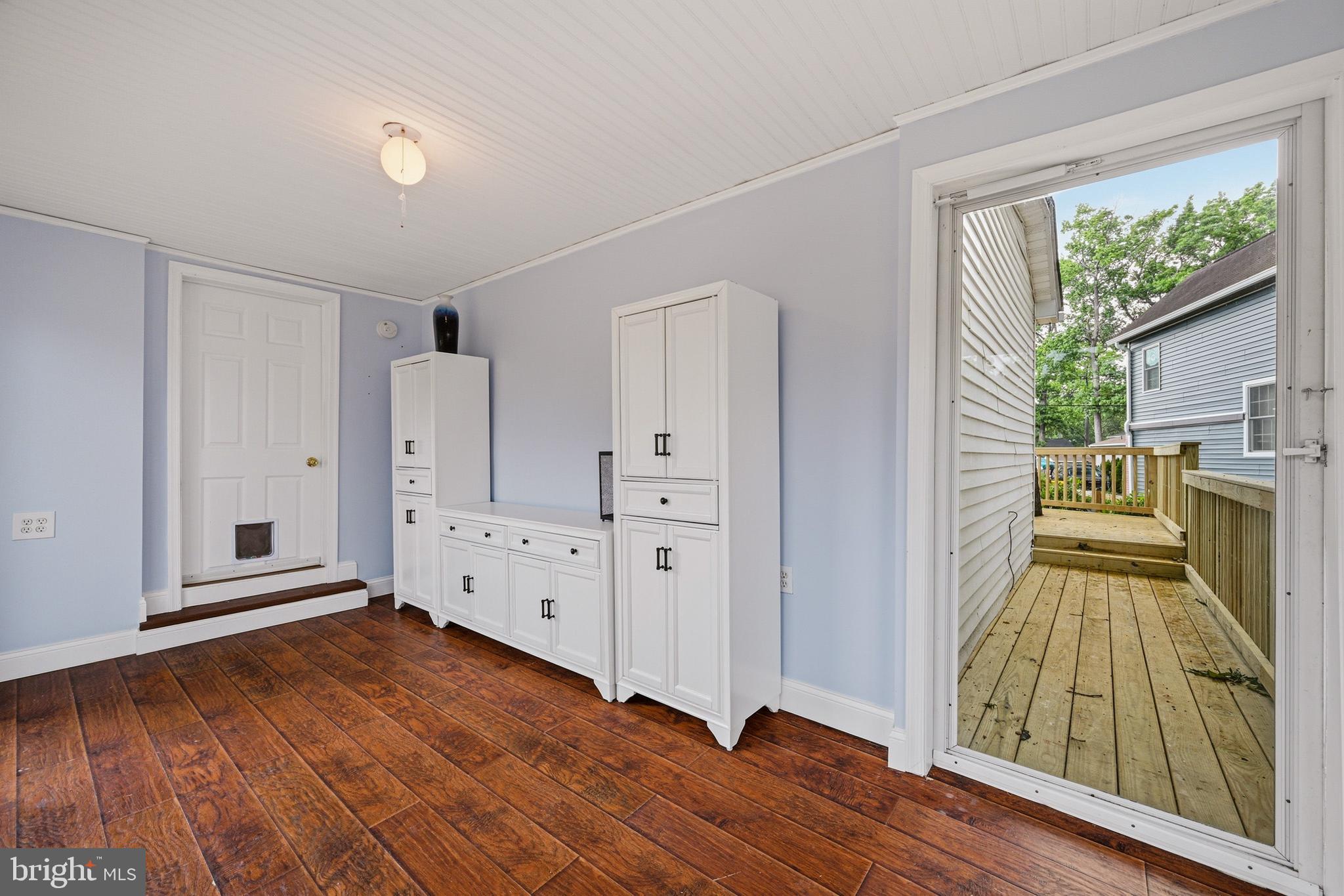 WOODLAND BEACH - Residential