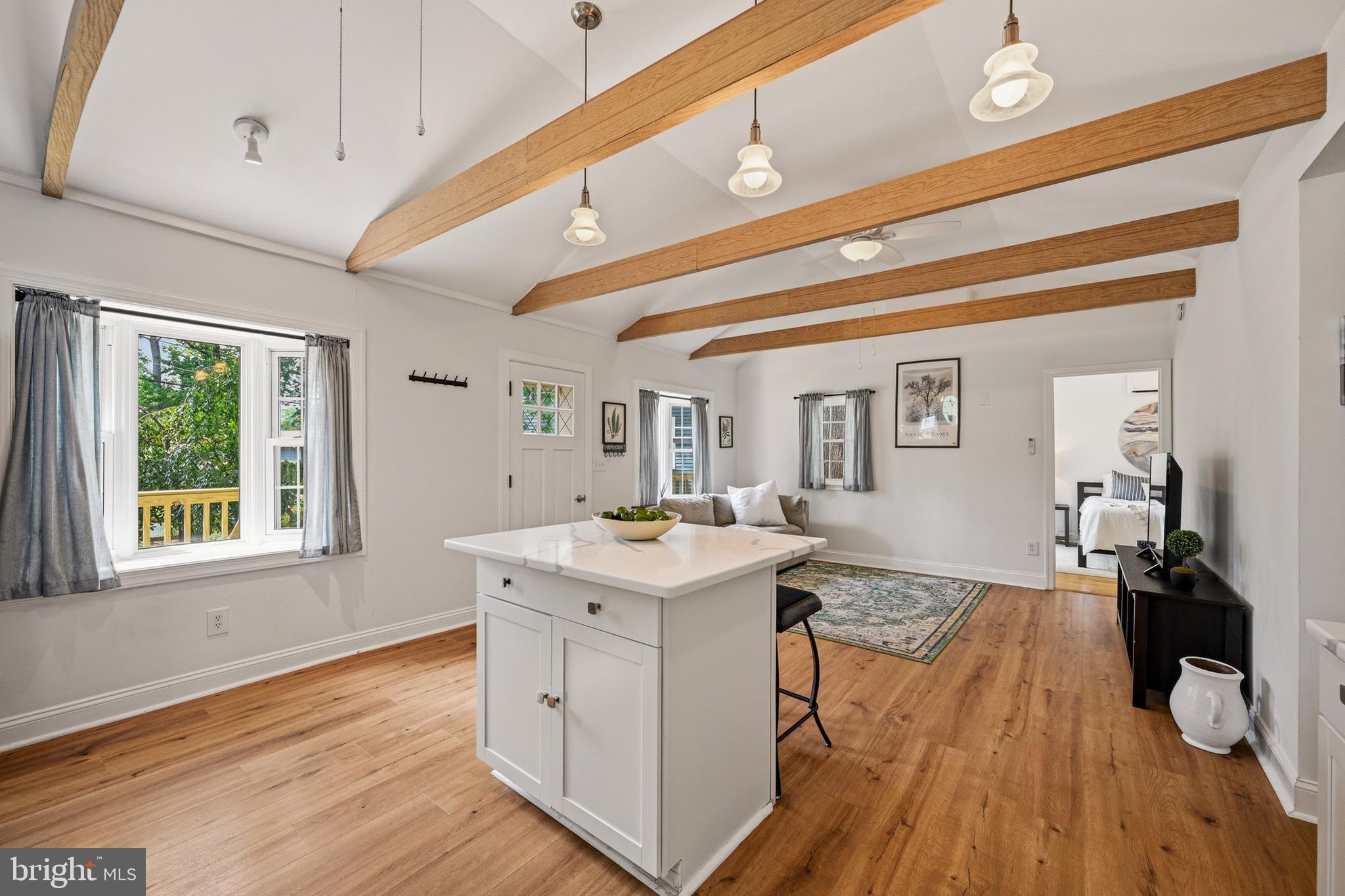 WOODLAND BEACH - Residential