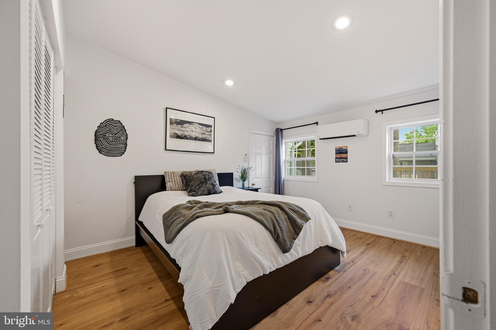 WOODLAND BEACH - Residential