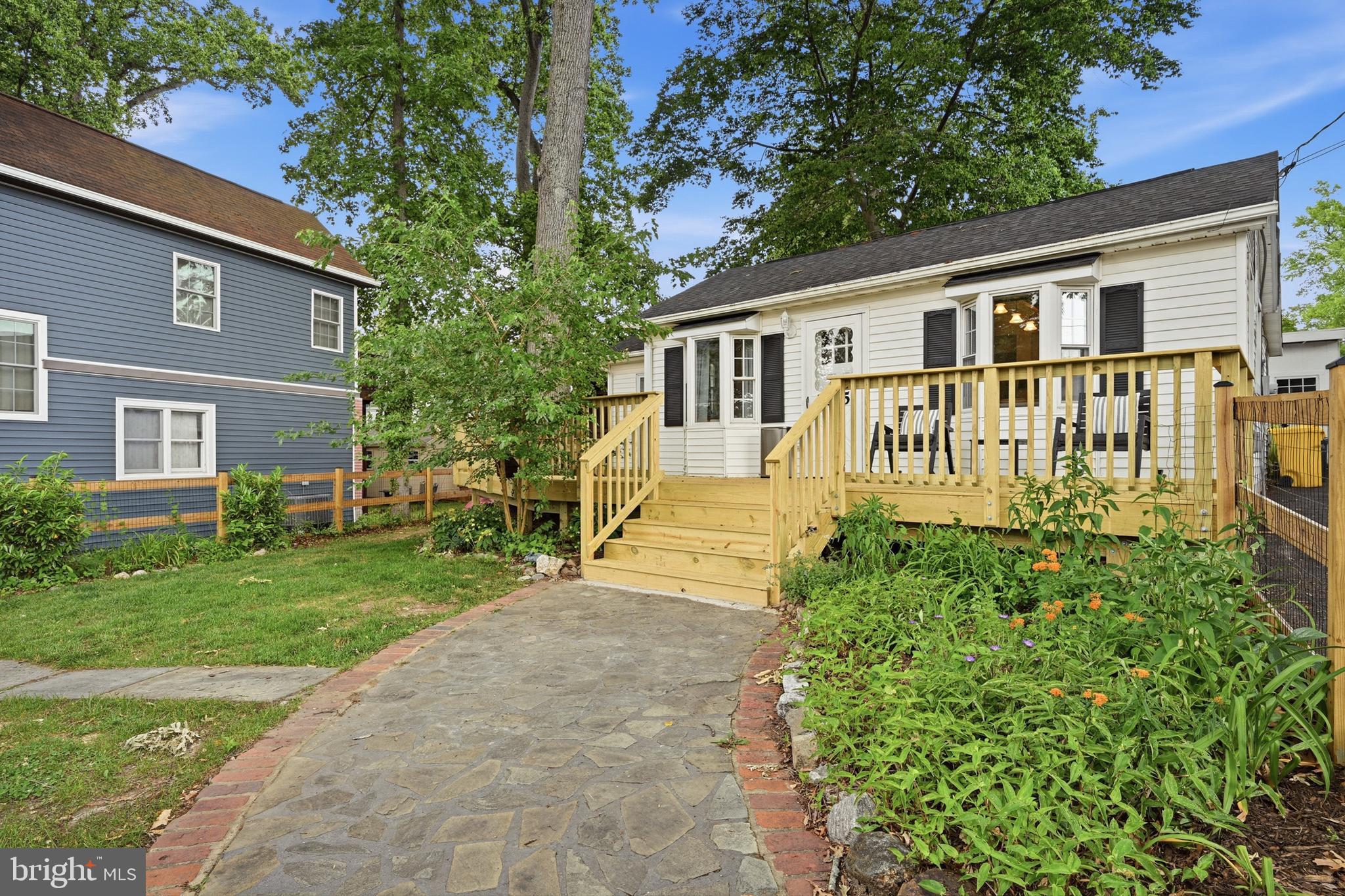 WOODLAND BEACH - Residential