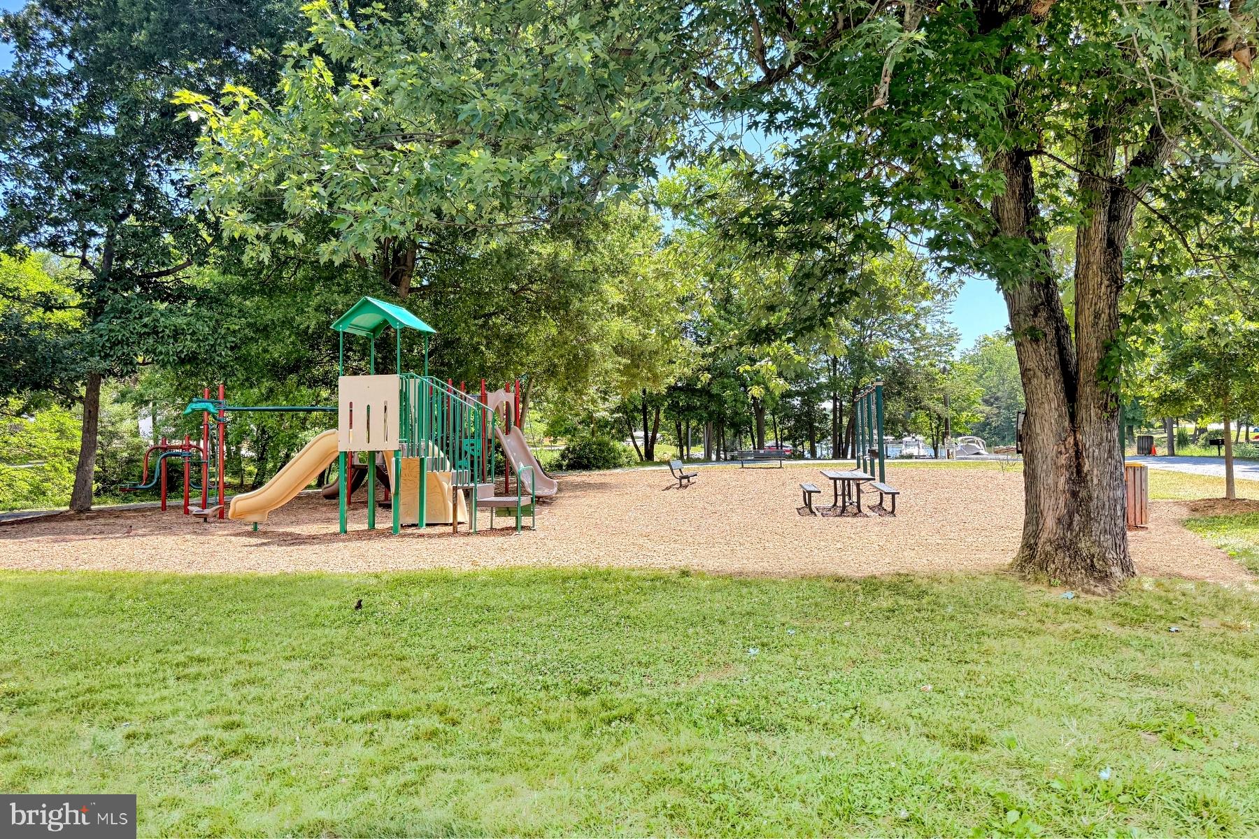WOODLAND BEACH - Residential