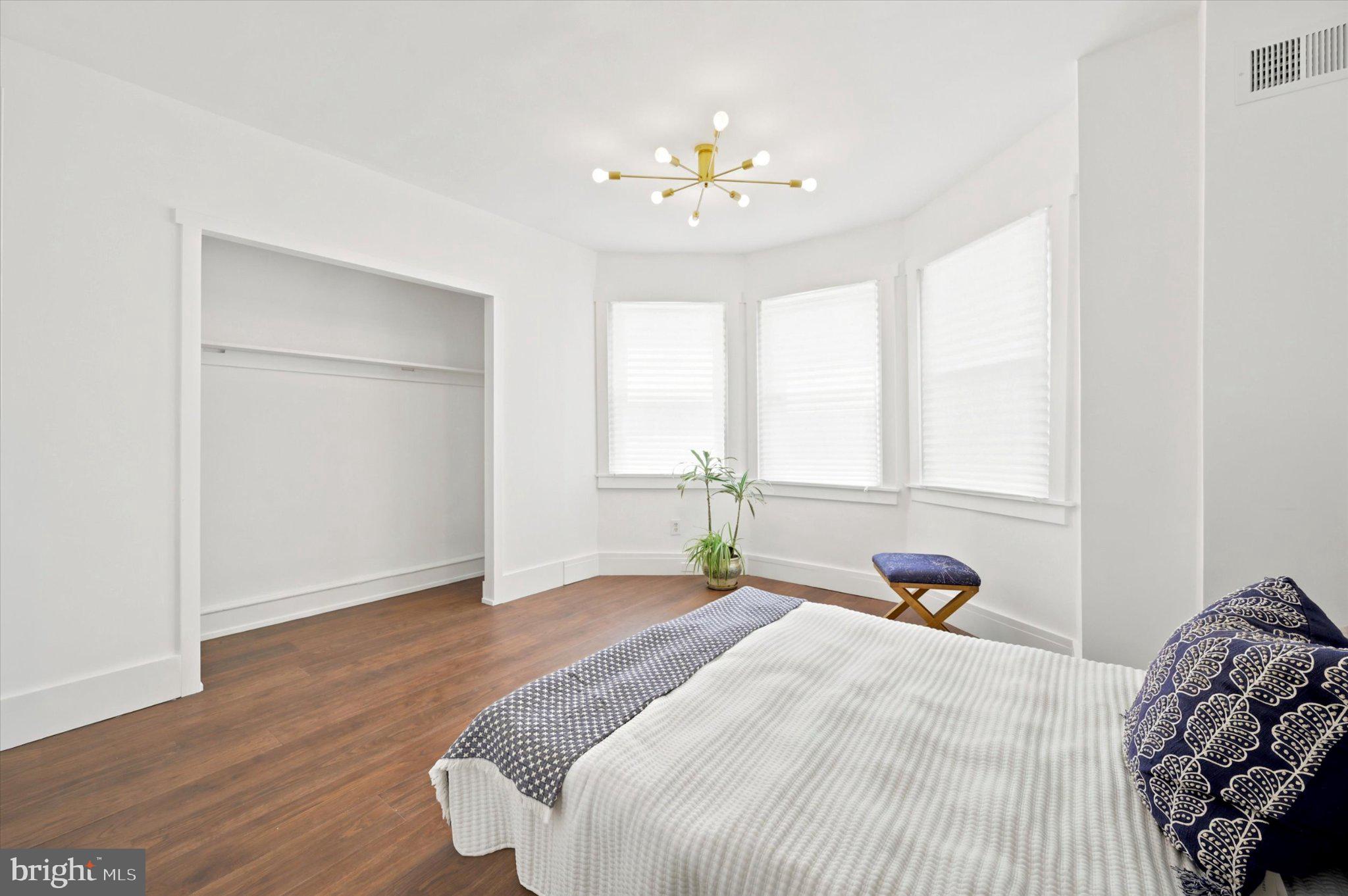 LOGAN SQUARE - Residential