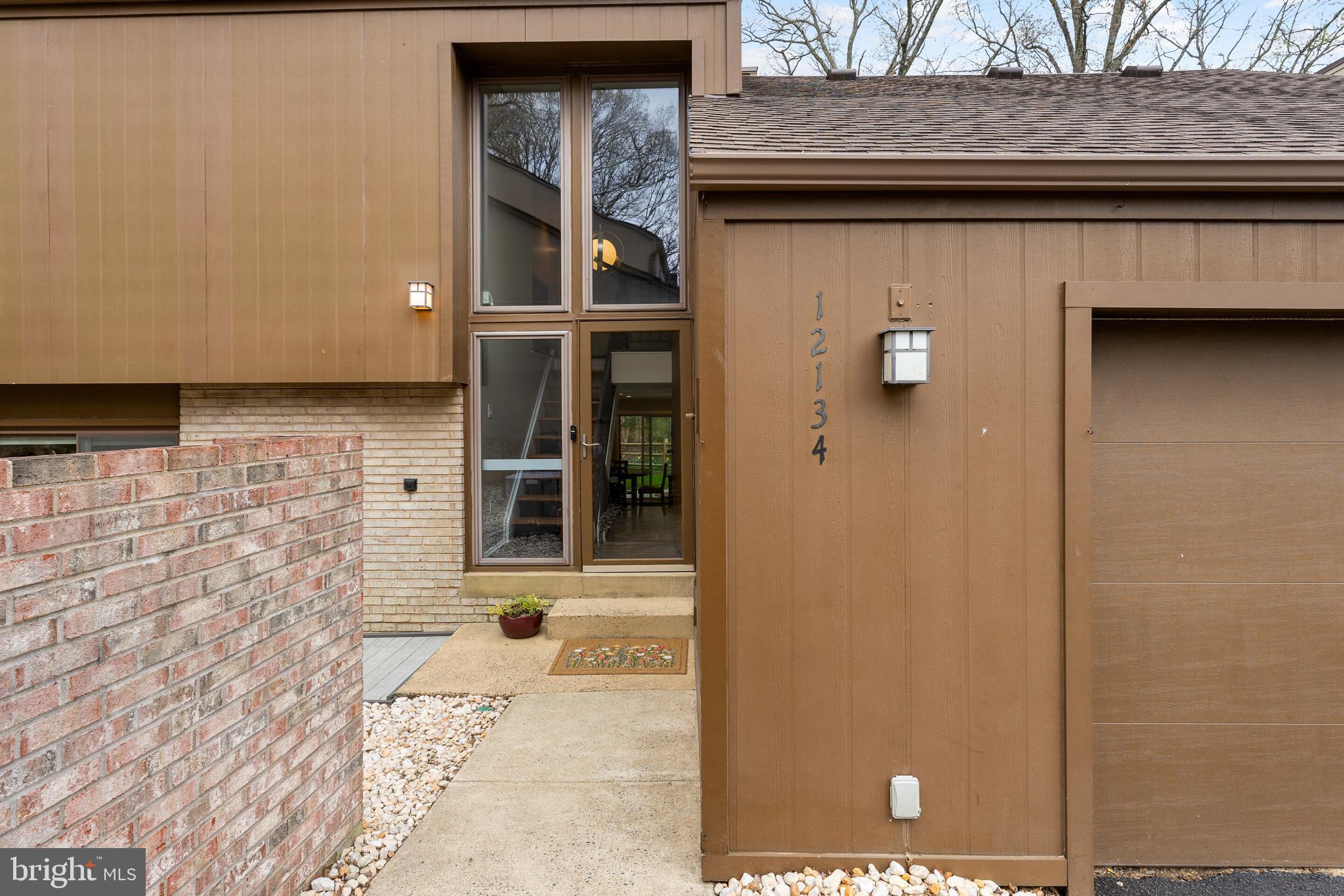 COUNTRY COURTS - Residential