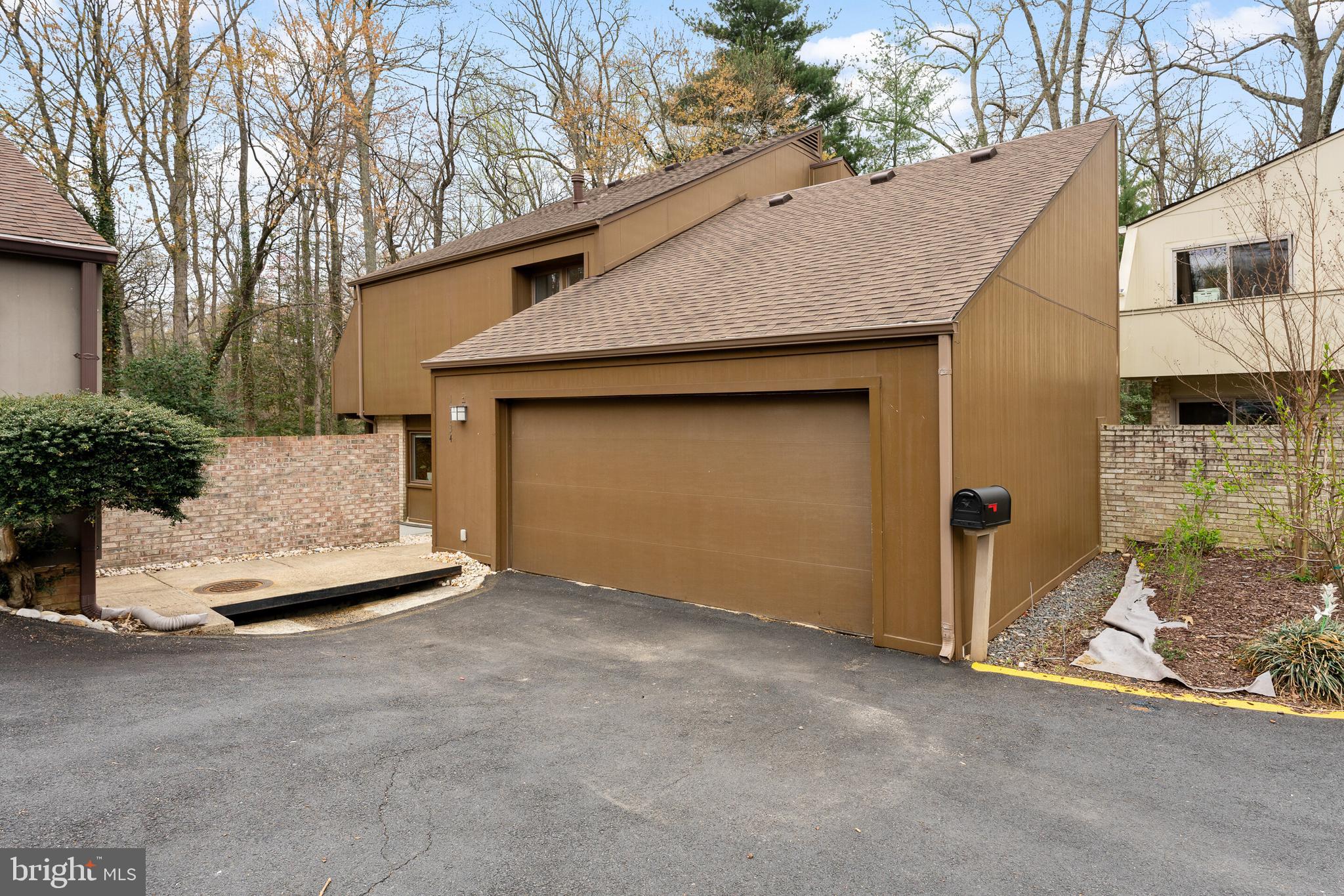 COUNTRY COURTS - Residential