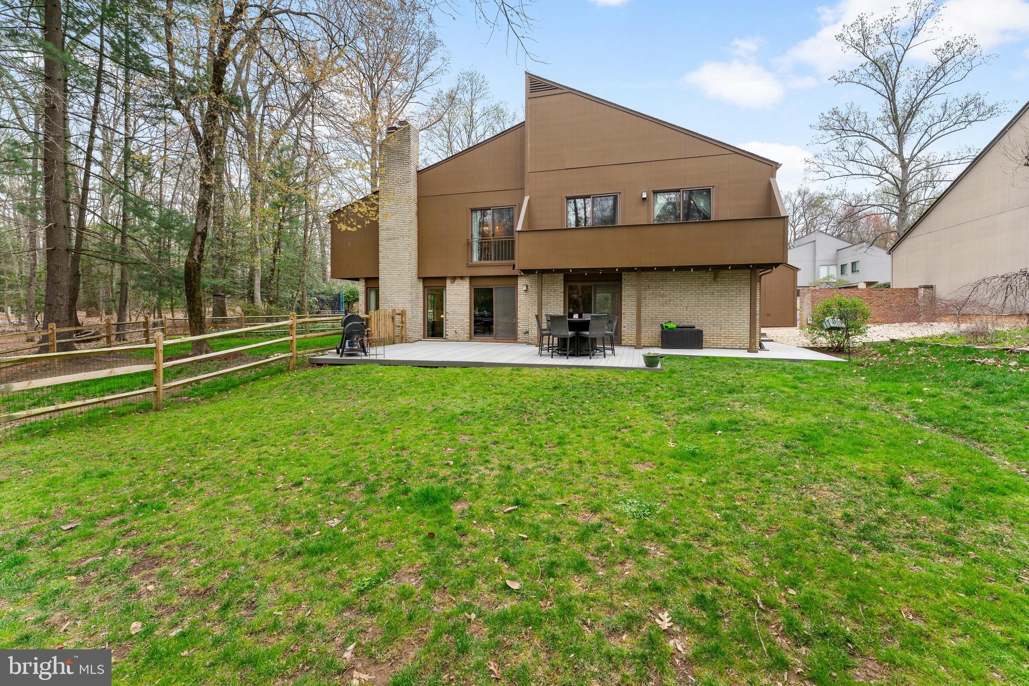 COUNTRY COURTS - Residential
