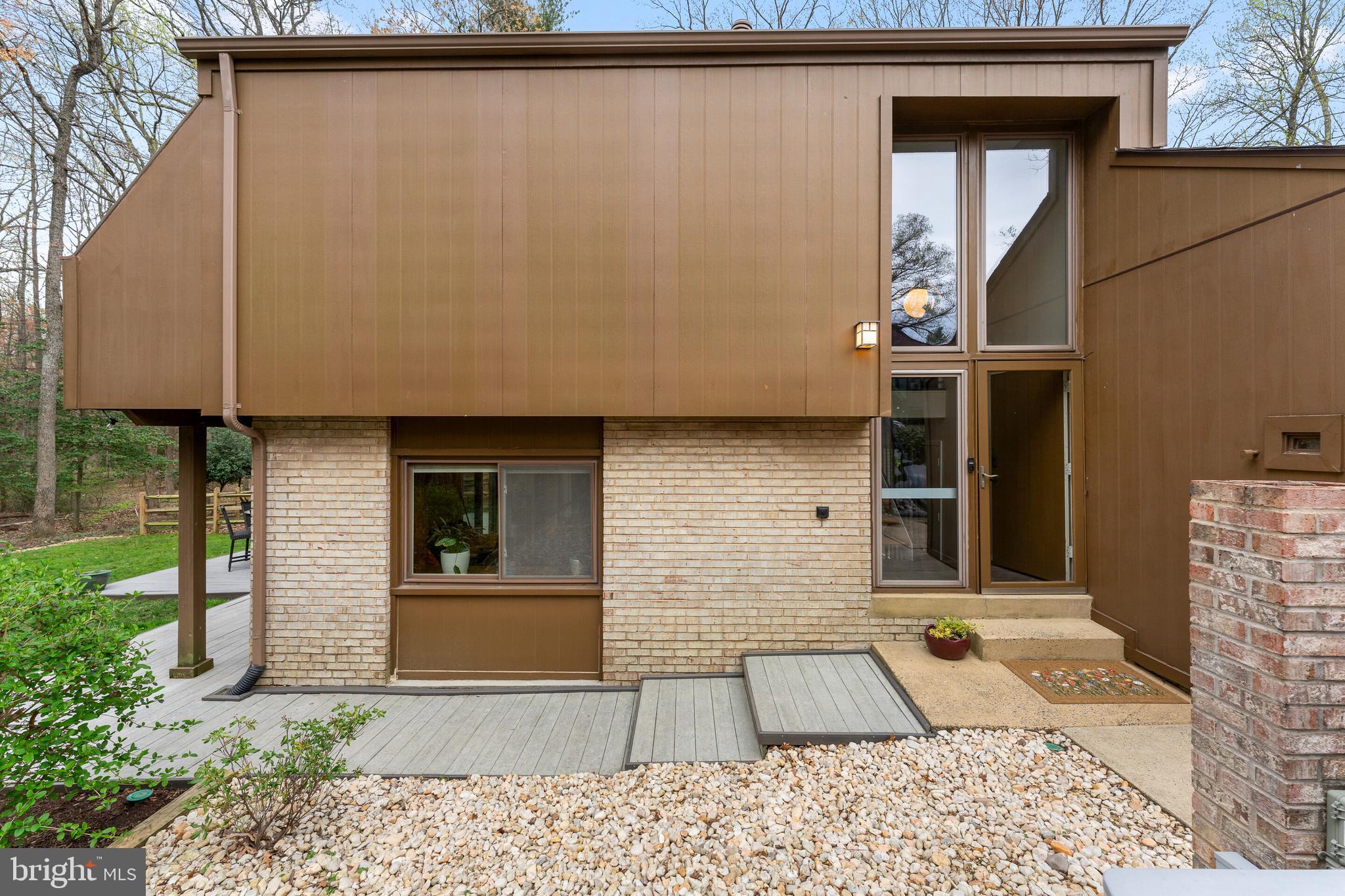 COUNTRY COURTS - Residential