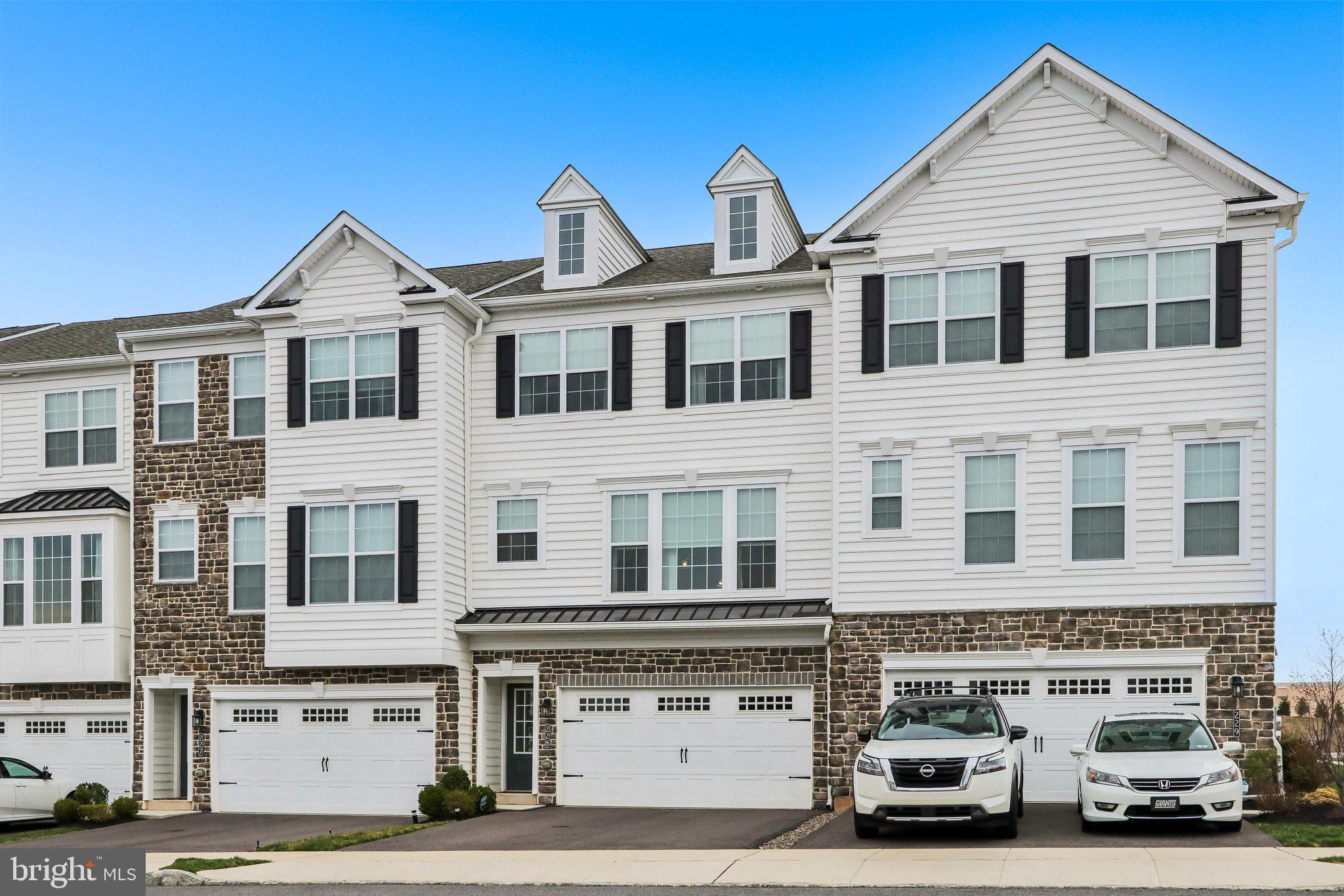 COURTS AT BRYNWOOD - Residential