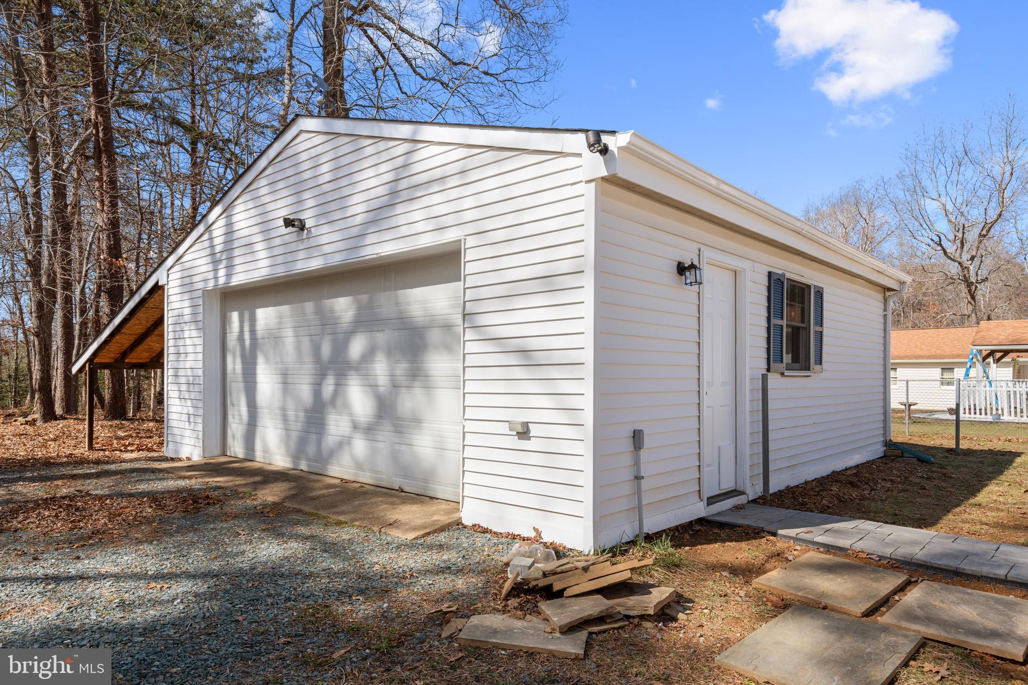 LAKE ANNA WOODS - Residential