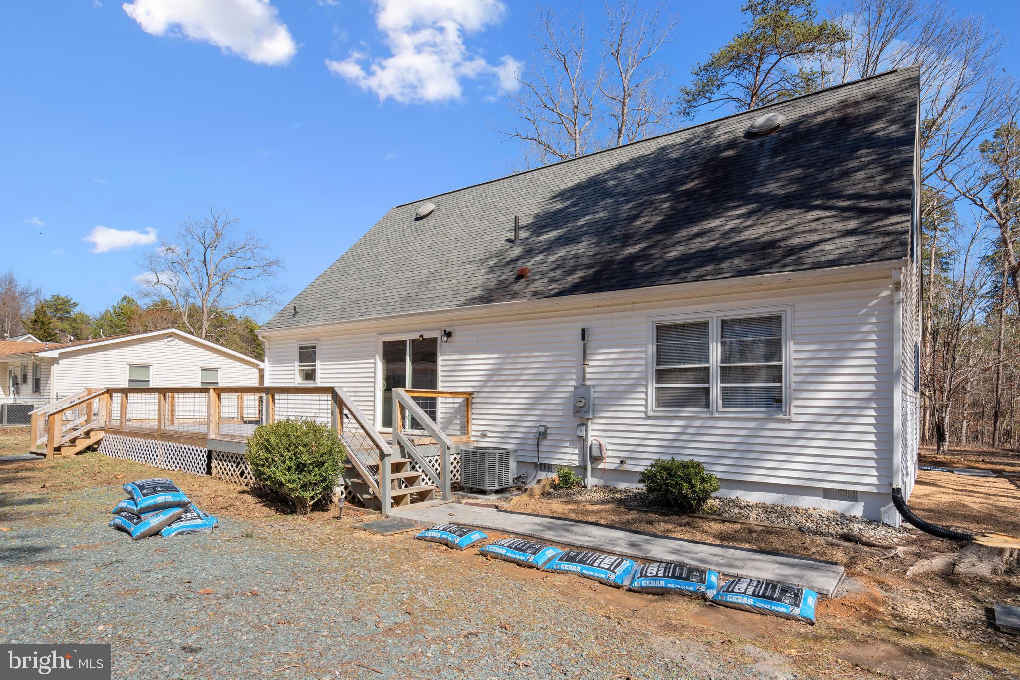 LAKE ANNA WOODS - Residential