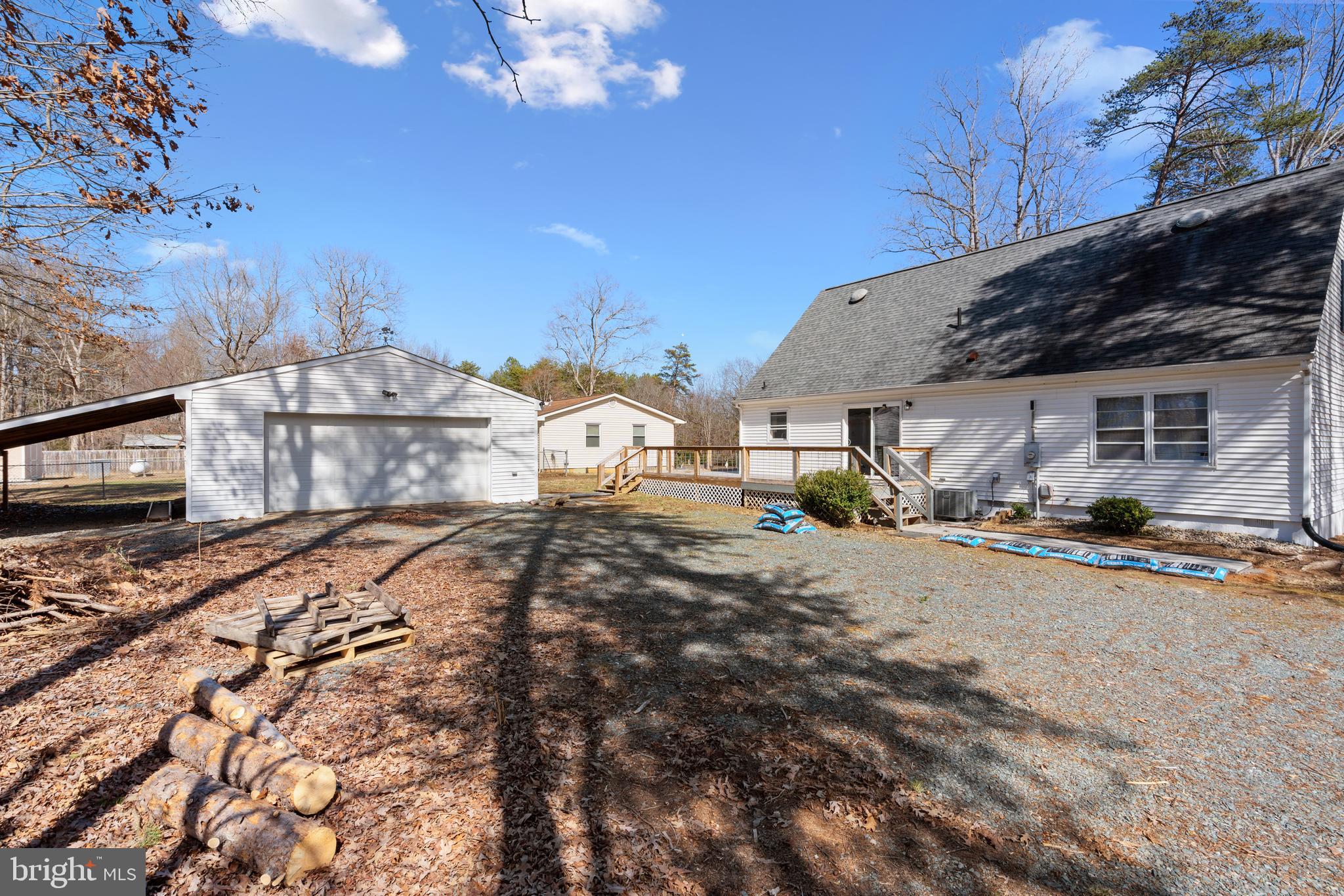 LAKE ANNA WOODS - Residential