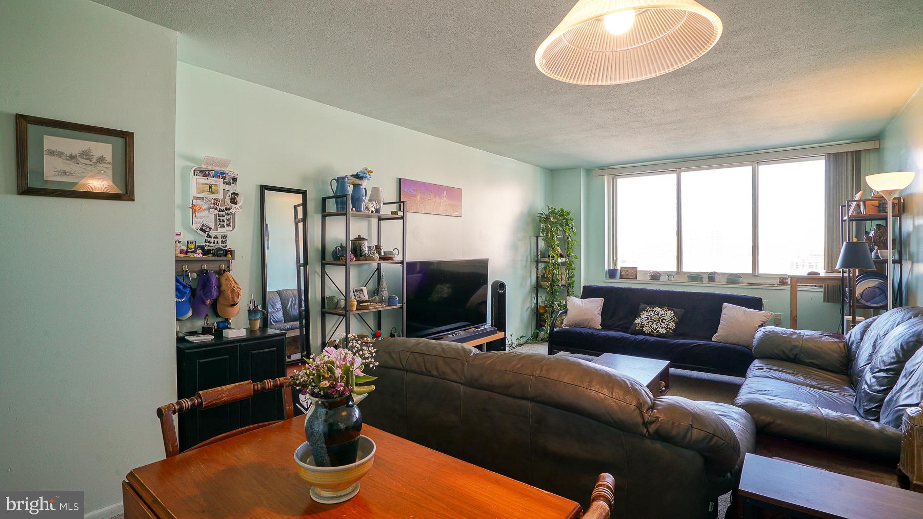 LOGAN SQUARE - Residential
