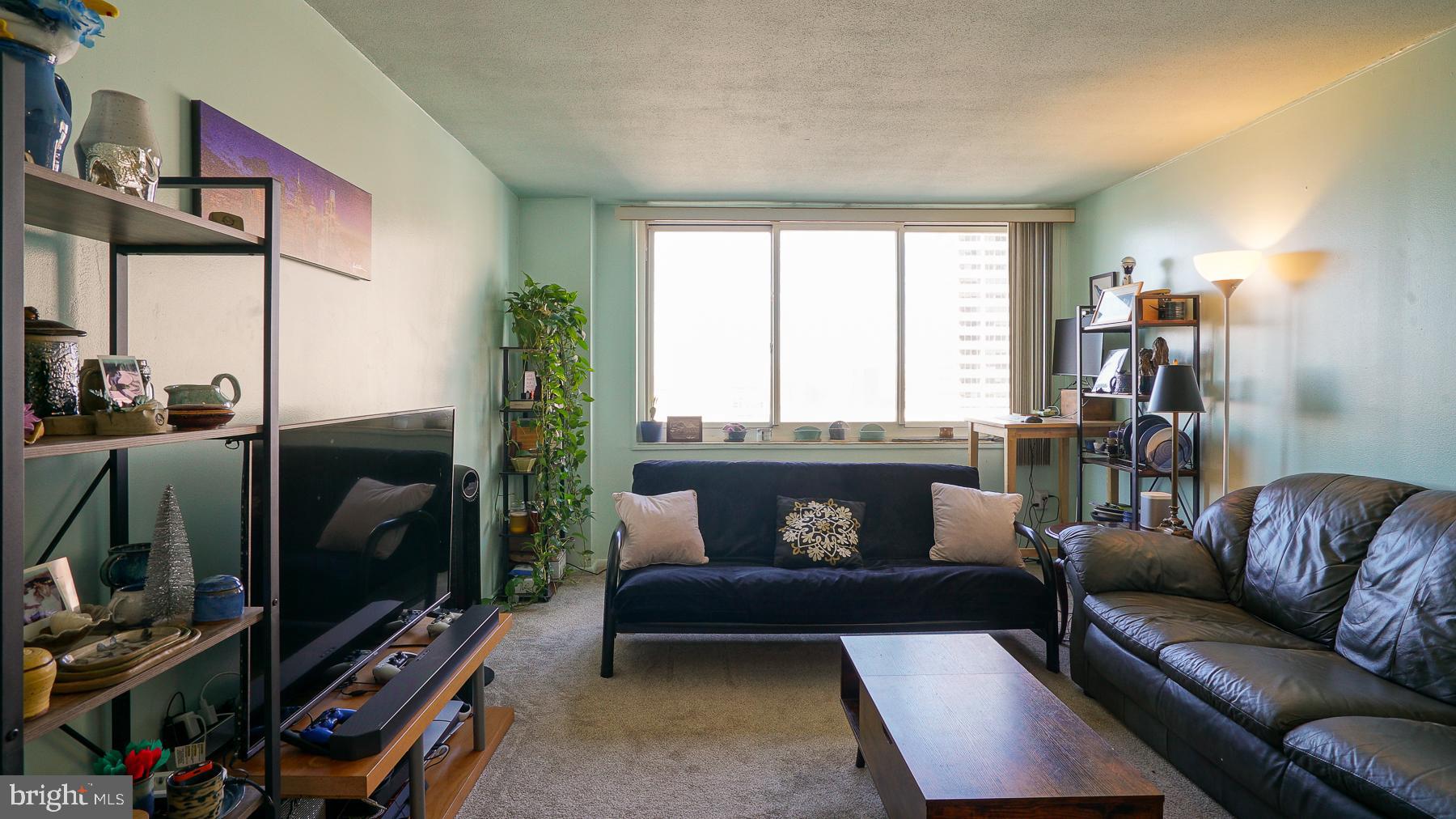 LOGAN SQUARE - Residential