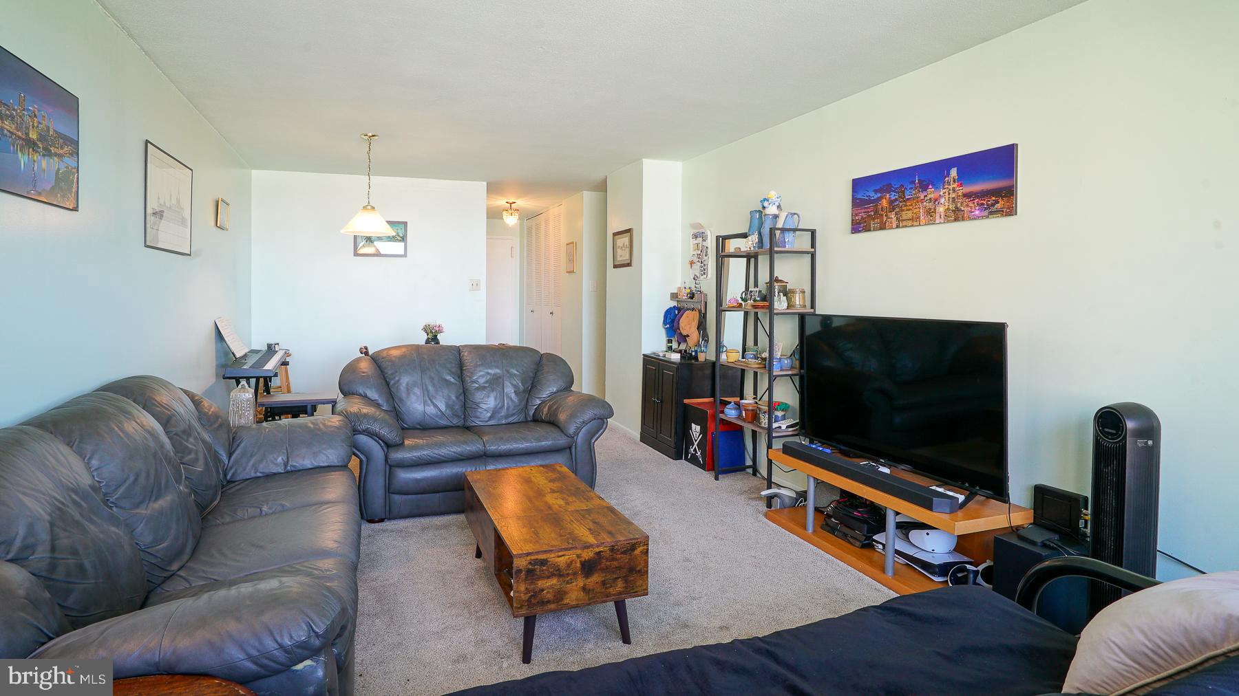 LOGAN SQUARE - Residential
