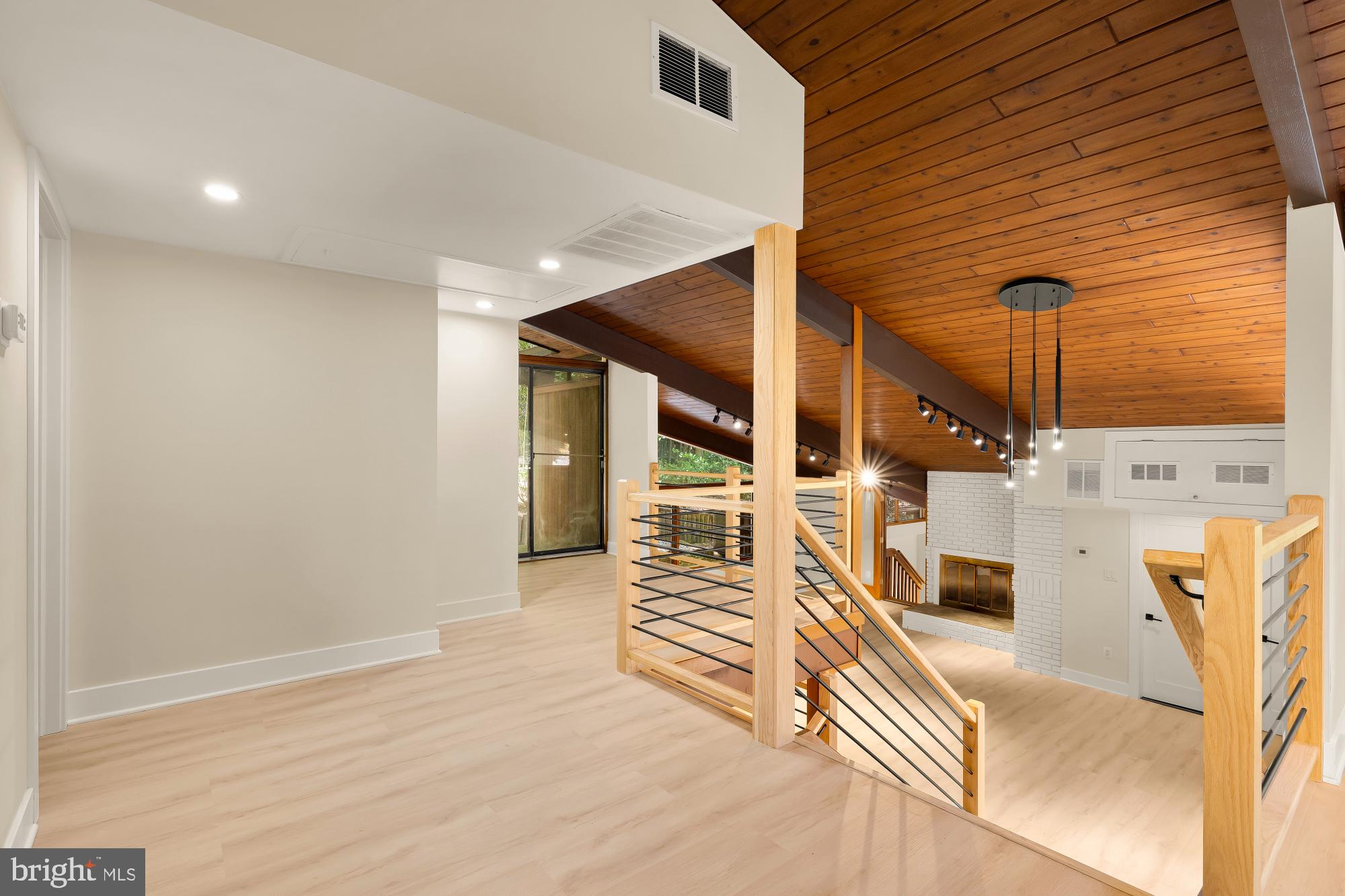LAKE BARCROFT CLOISTERS - Residential