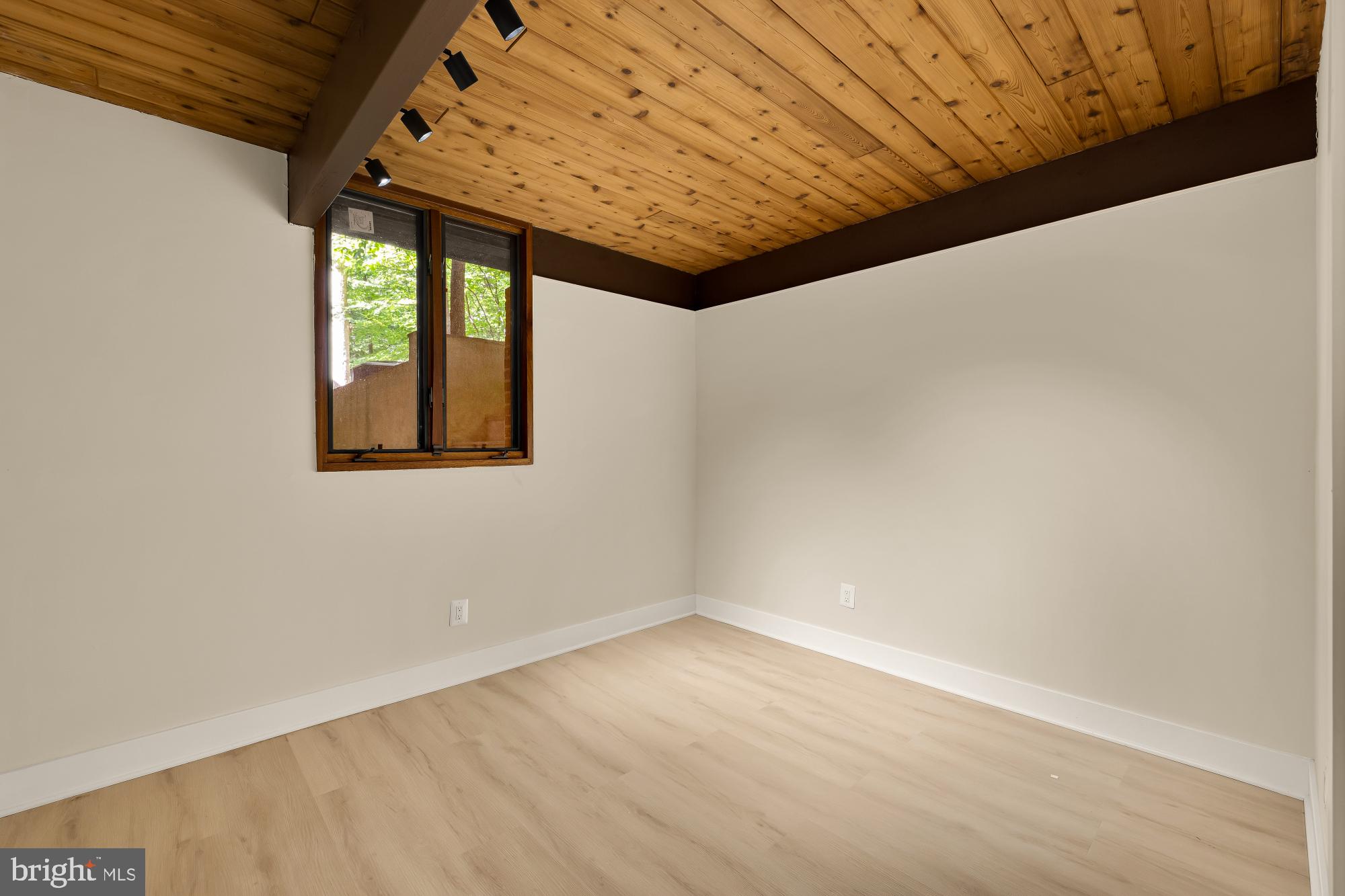 LAKE BARCROFT CLOISTERS - Residential