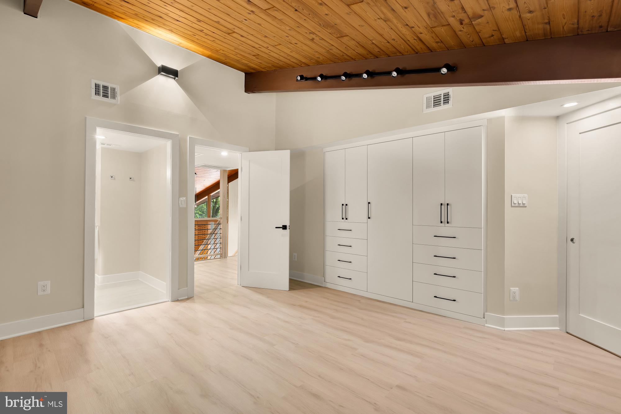 LAKE BARCROFT CLOISTERS - Residential
