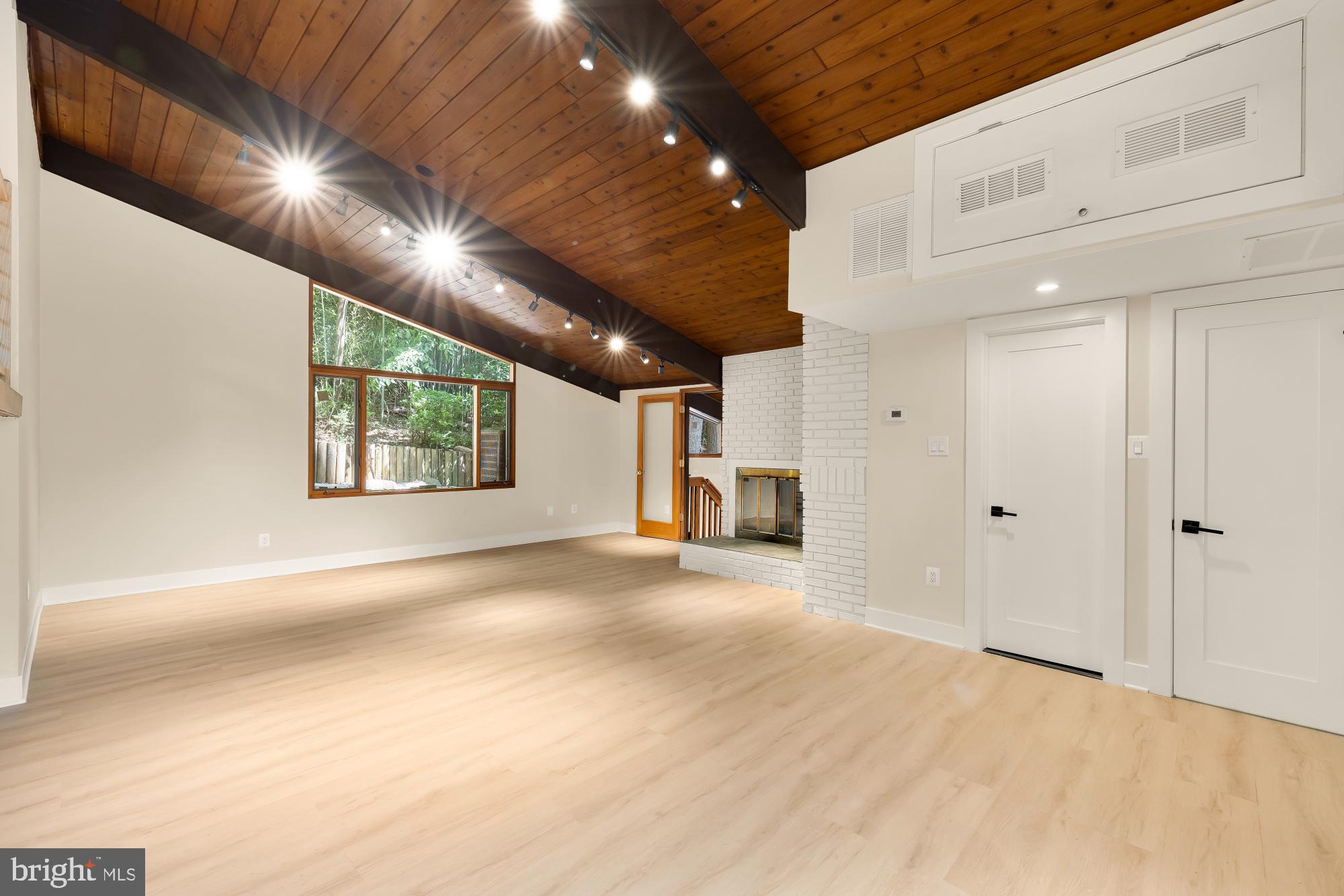 LAKE BARCROFT CLOISTERS - Residential