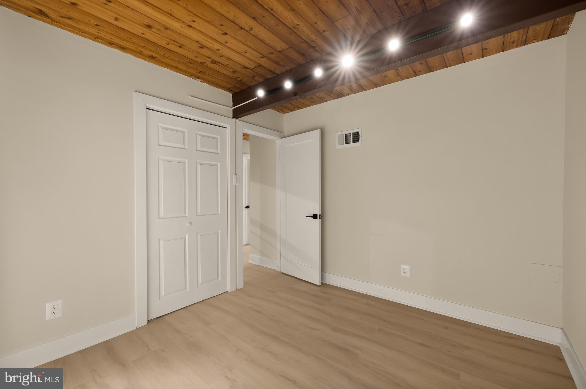 LAKE BARCROFT CLOISTERS - Residential