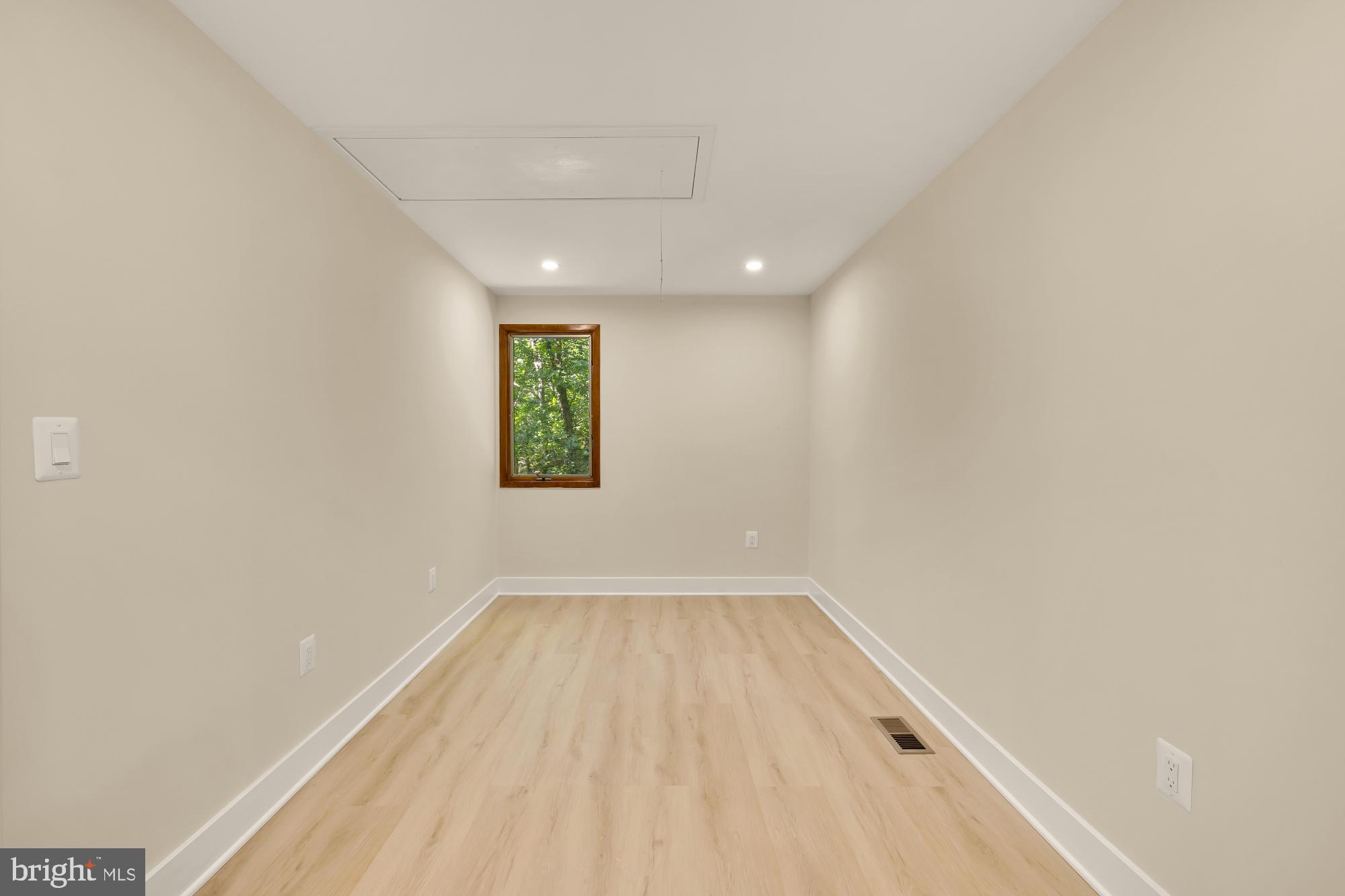 LAKE BARCROFT CLOISTERS - Residential