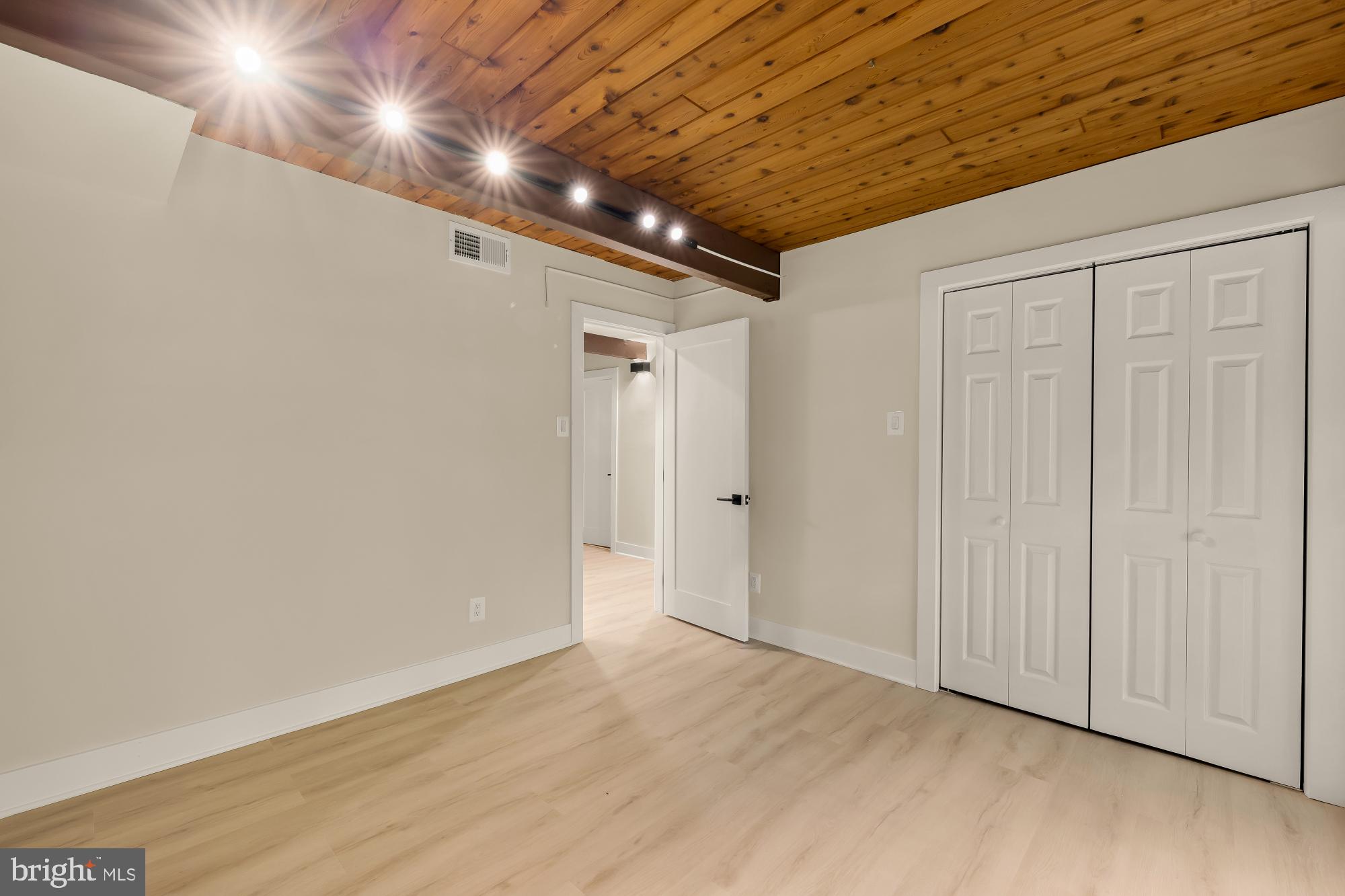 LAKE BARCROFT CLOISTERS - Residential