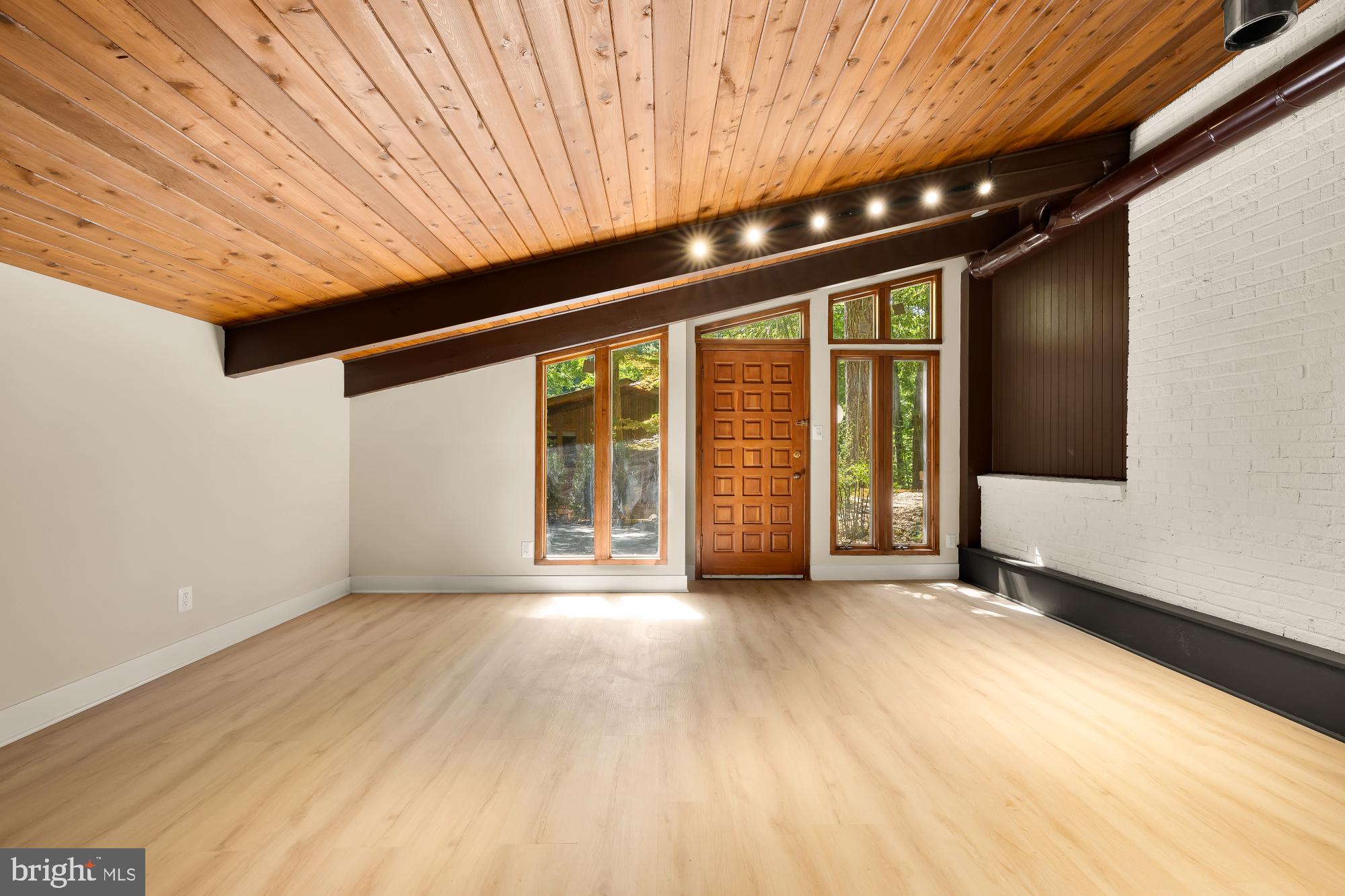 LAKE BARCROFT CLOISTERS - Residential