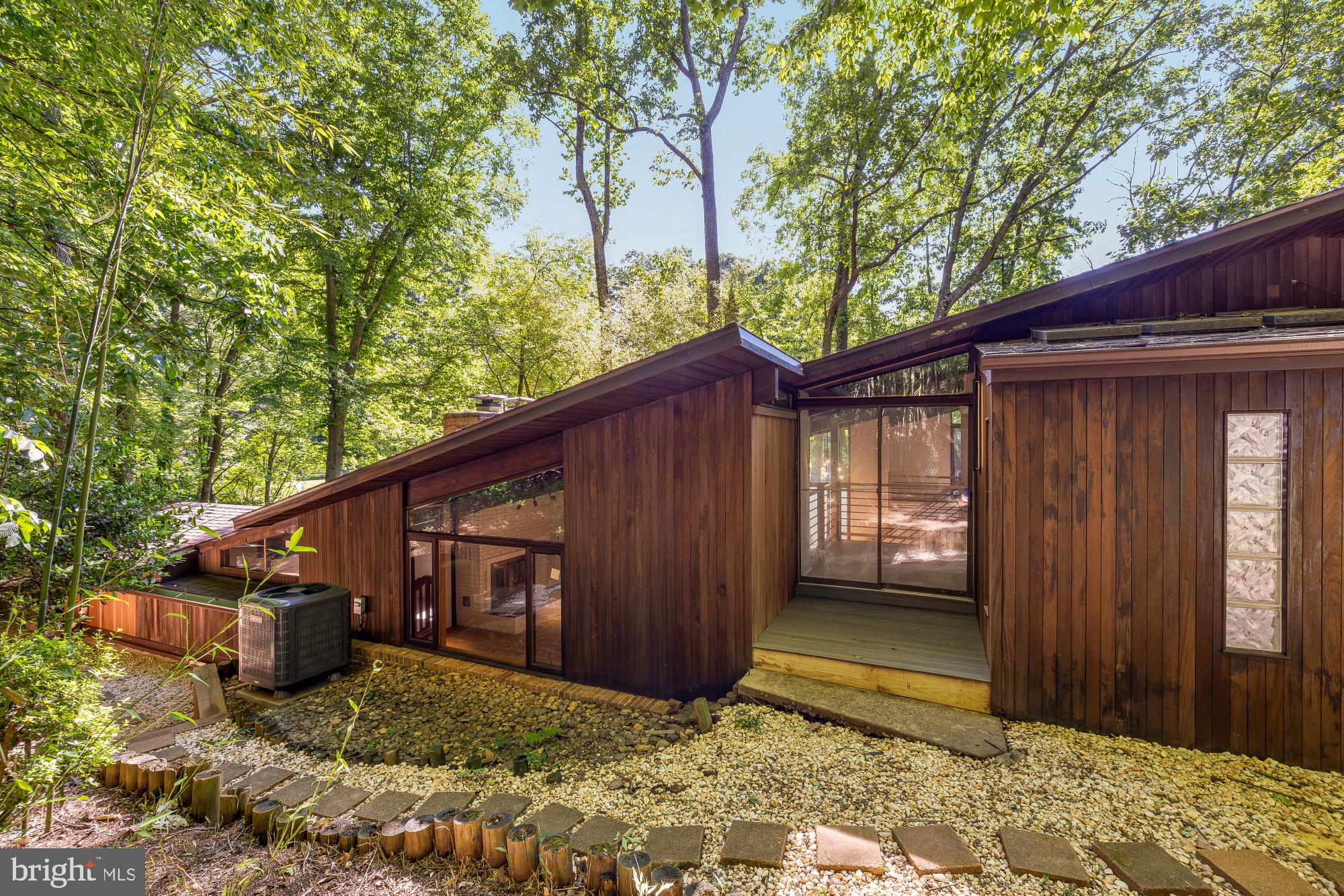 LAKE BARCROFT CLOISTERS - Residential