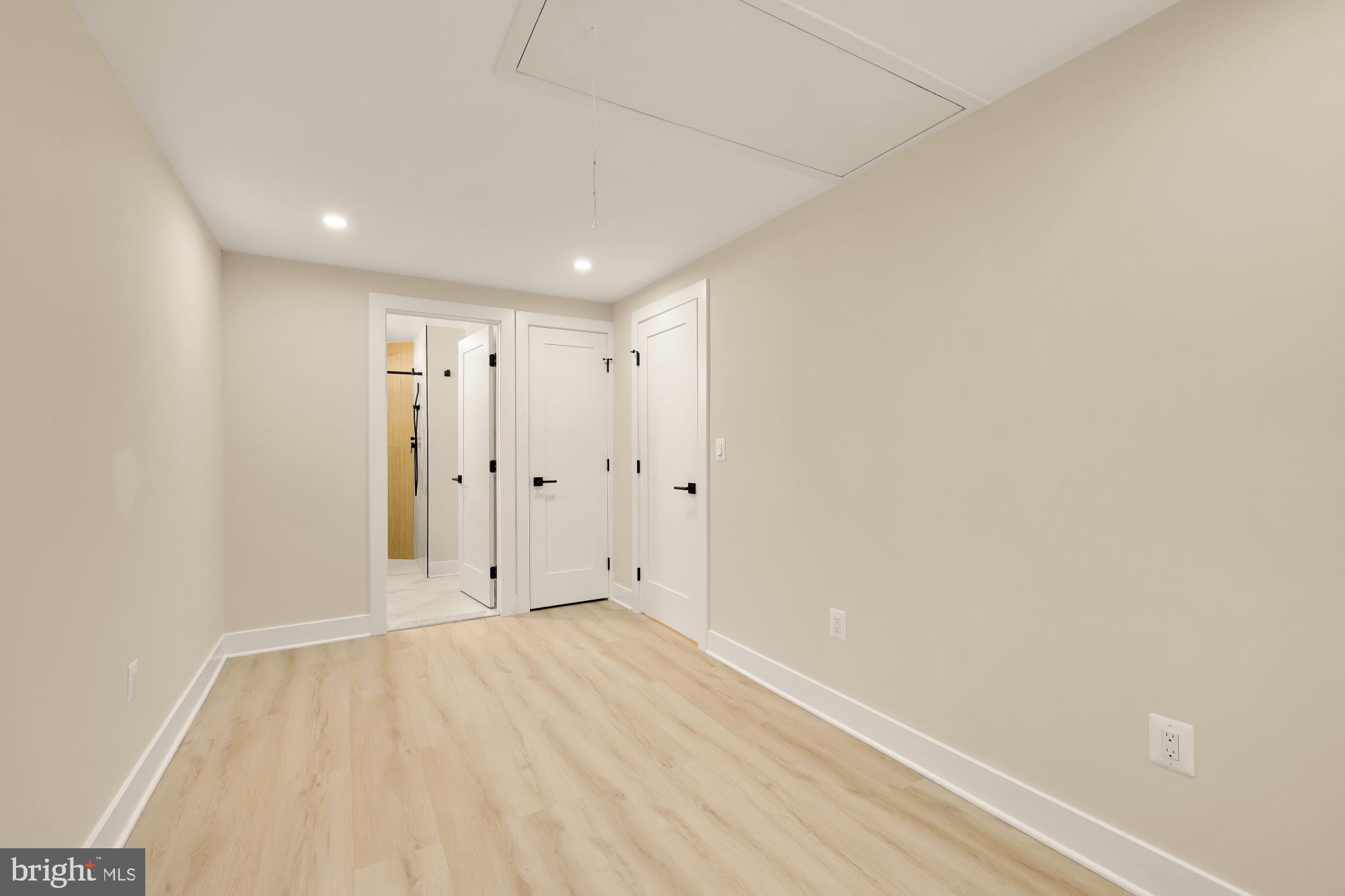 LAKE BARCROFT CLOISTERS - Residential