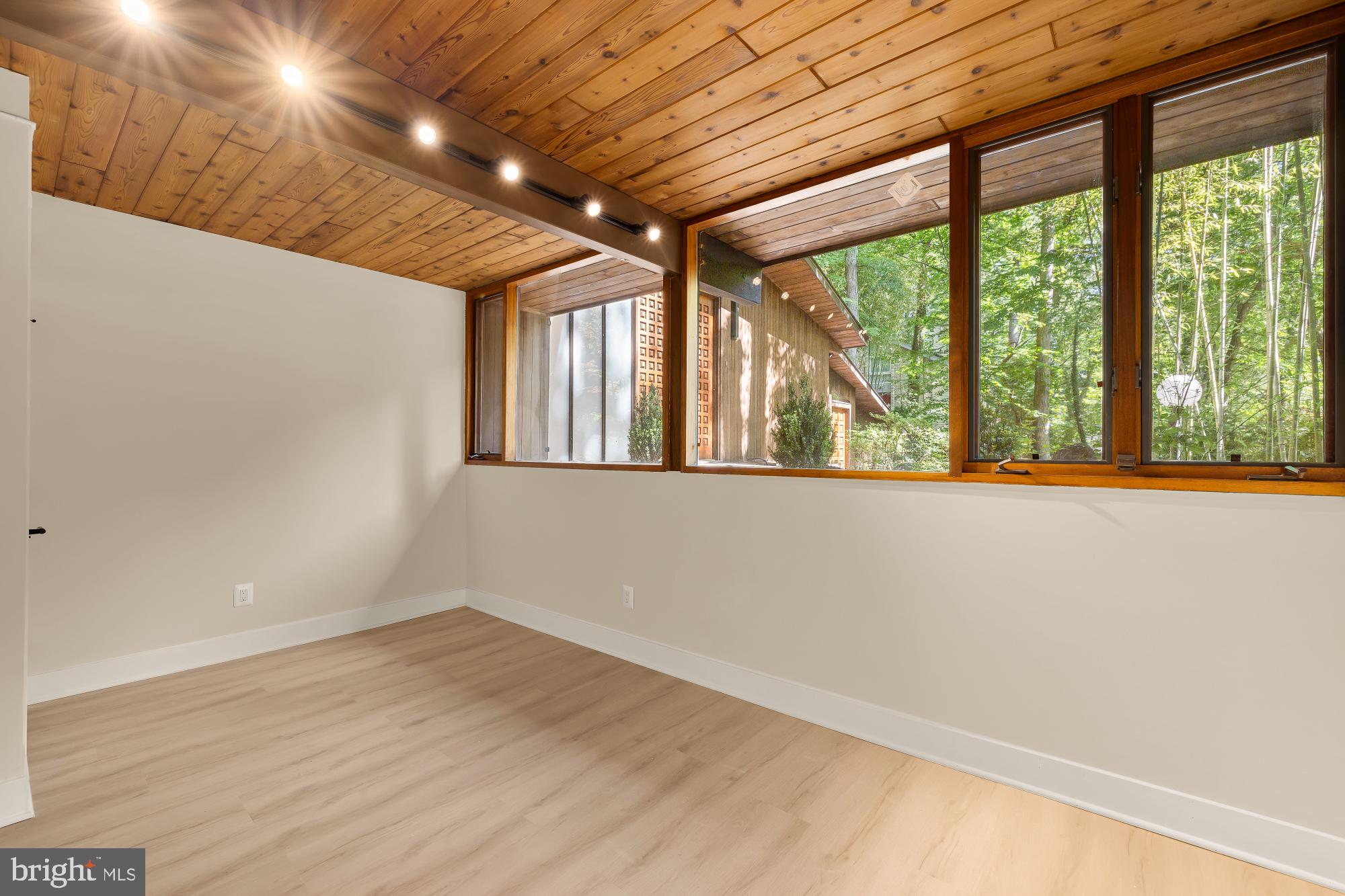 LAKE BARCROFT CLOISTERS - Residential