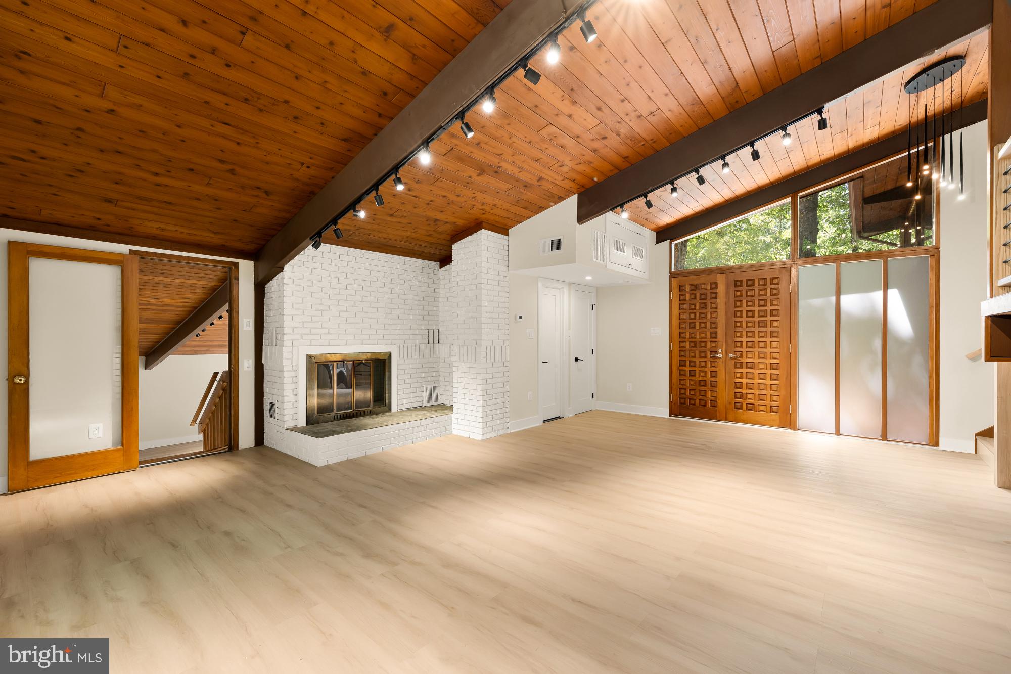 LAKE BARCROFT CLOISTERS - Residential
