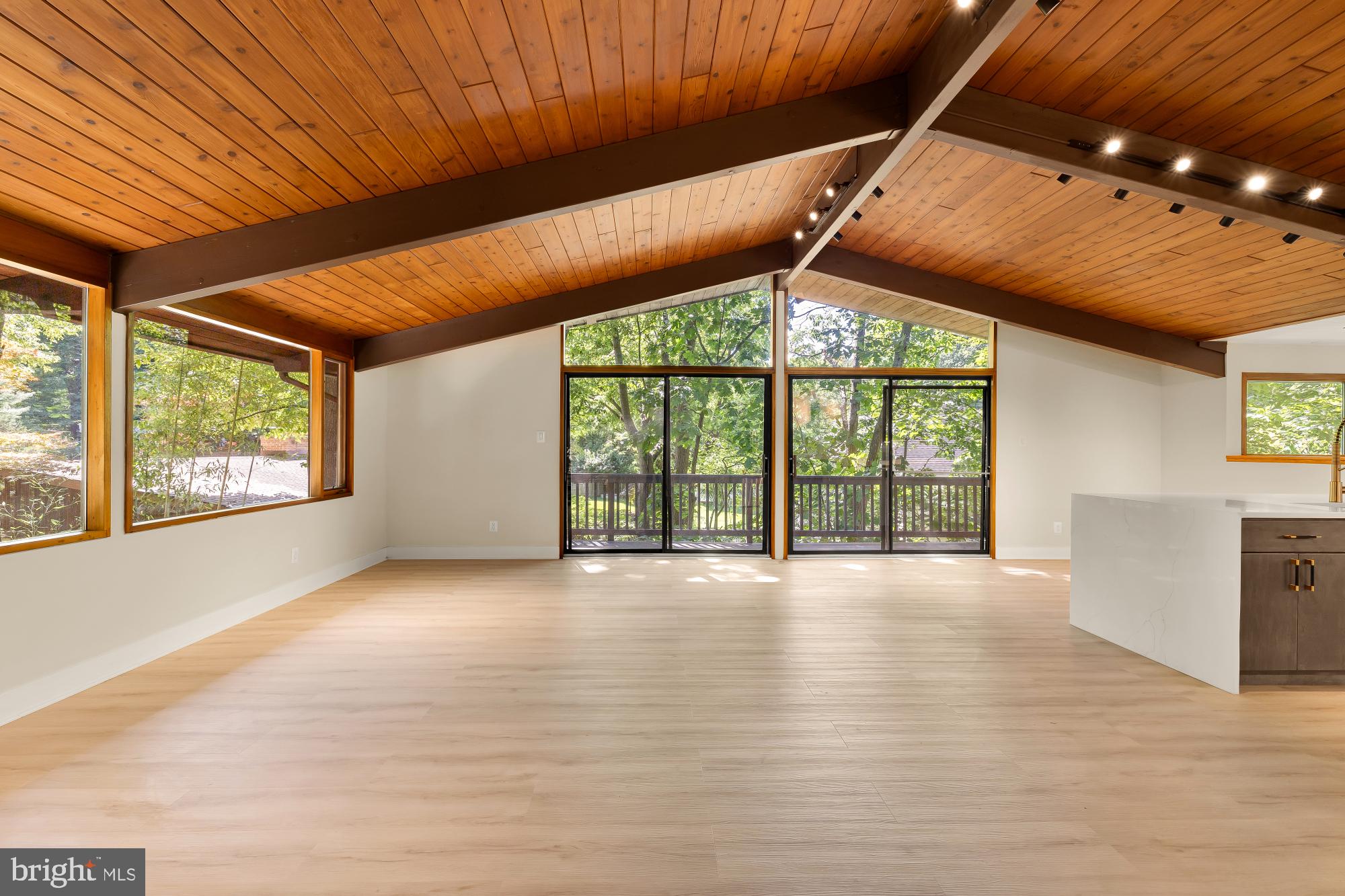 LAKE BARCROFT CLOISTERS - Residential