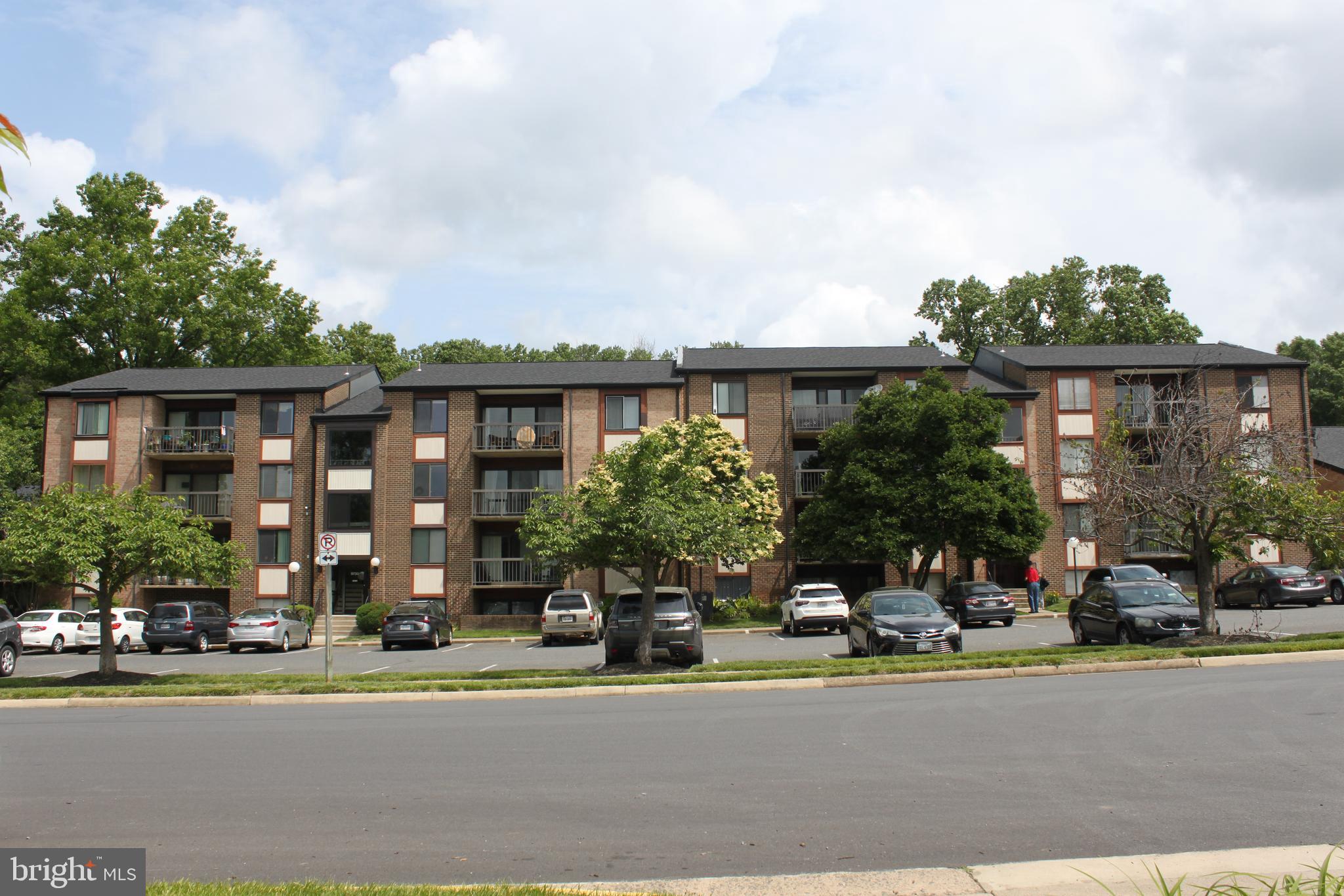 Large  condominium at Hawthorne Village available immediately for occupancy. 
Freshly completely repainted. Washer and dryer in the unit,
Wonderful condition .Open floor with lots of natural light.   Great location 
Tenant pays electric only, heating and cooling are included in rent! Amenities include Pool, Tennis Courts & Community Center.
Minutes from Rt. 66/50 & 1.5 miles from Vienna Metro.
Sorry, no pets
